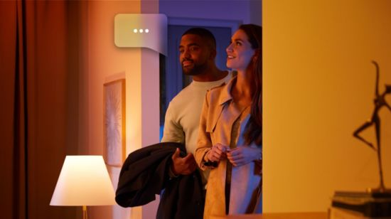 Un couple debout dans une porte, un homme tenant un manteau. Bulle de dialogue au-dessus.