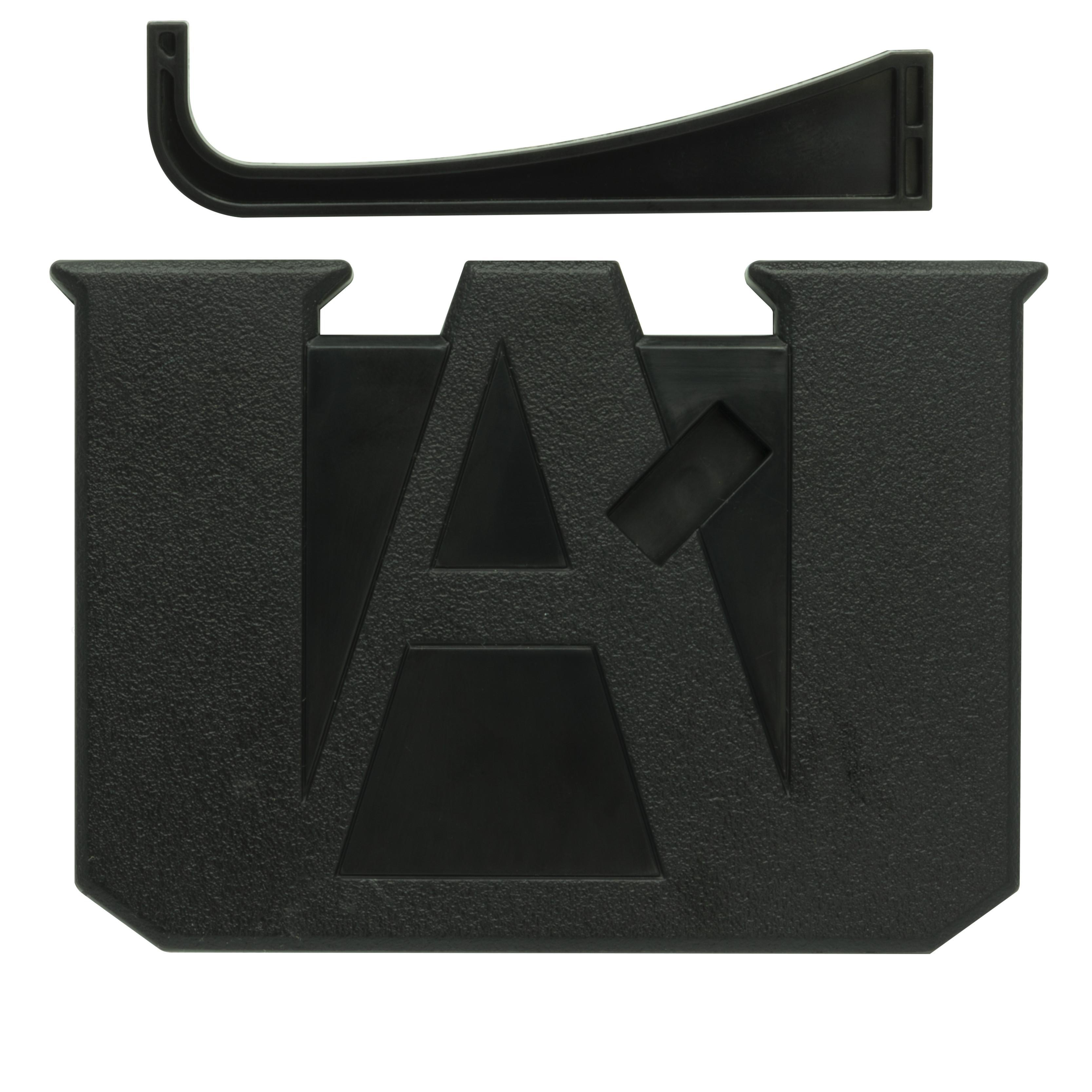 Ein schwarzes Plastikteil mit einem ausgeschnittenen "A" und einem separaten gebogenen Teil.