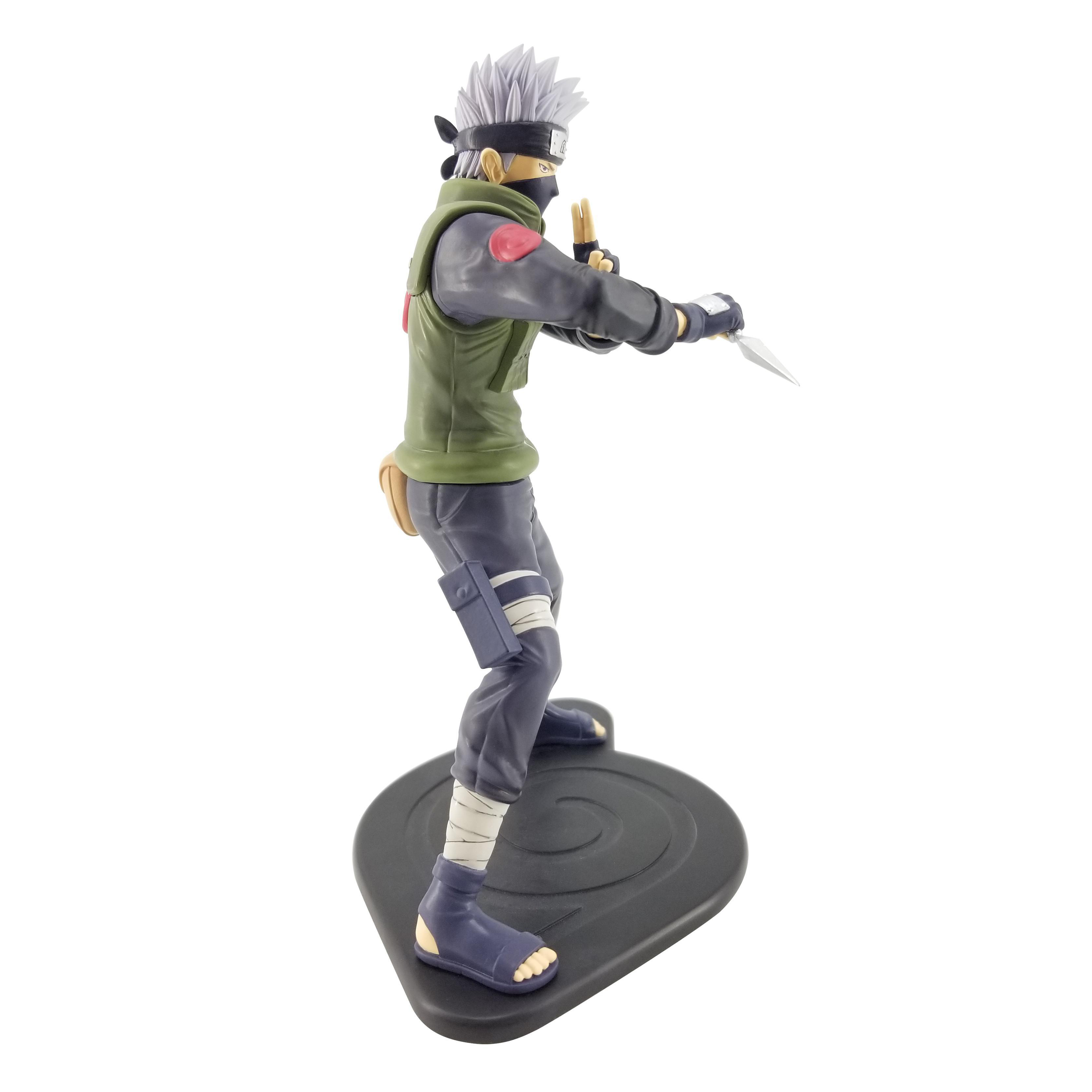 Naruto-Figur in Actionpose mit Kunai, auf weißem Hintergrund.