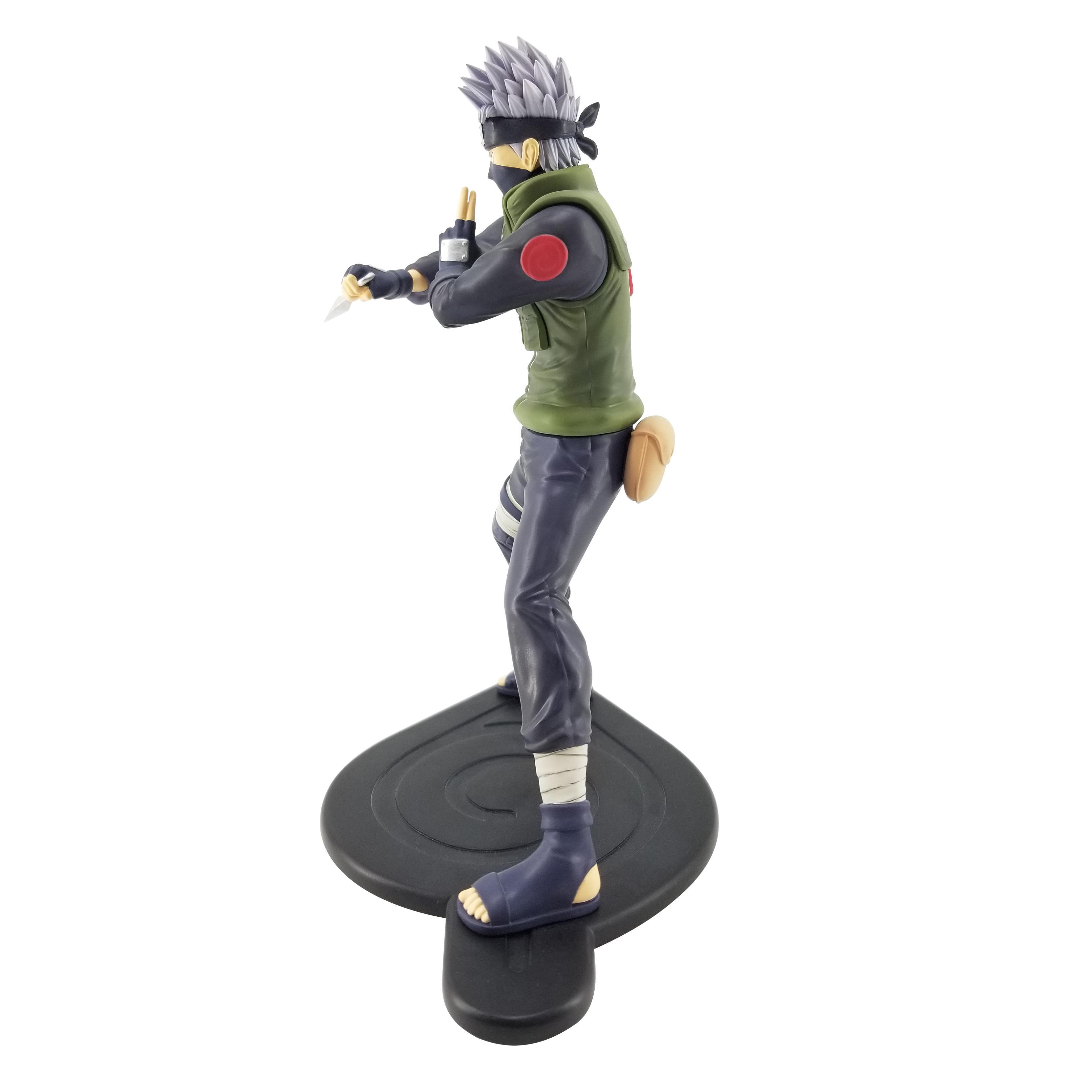 Kakashi-Figur aus Naruto. Er hält ein Kunai. Die Figur steht auf einer schwarzen Basis.