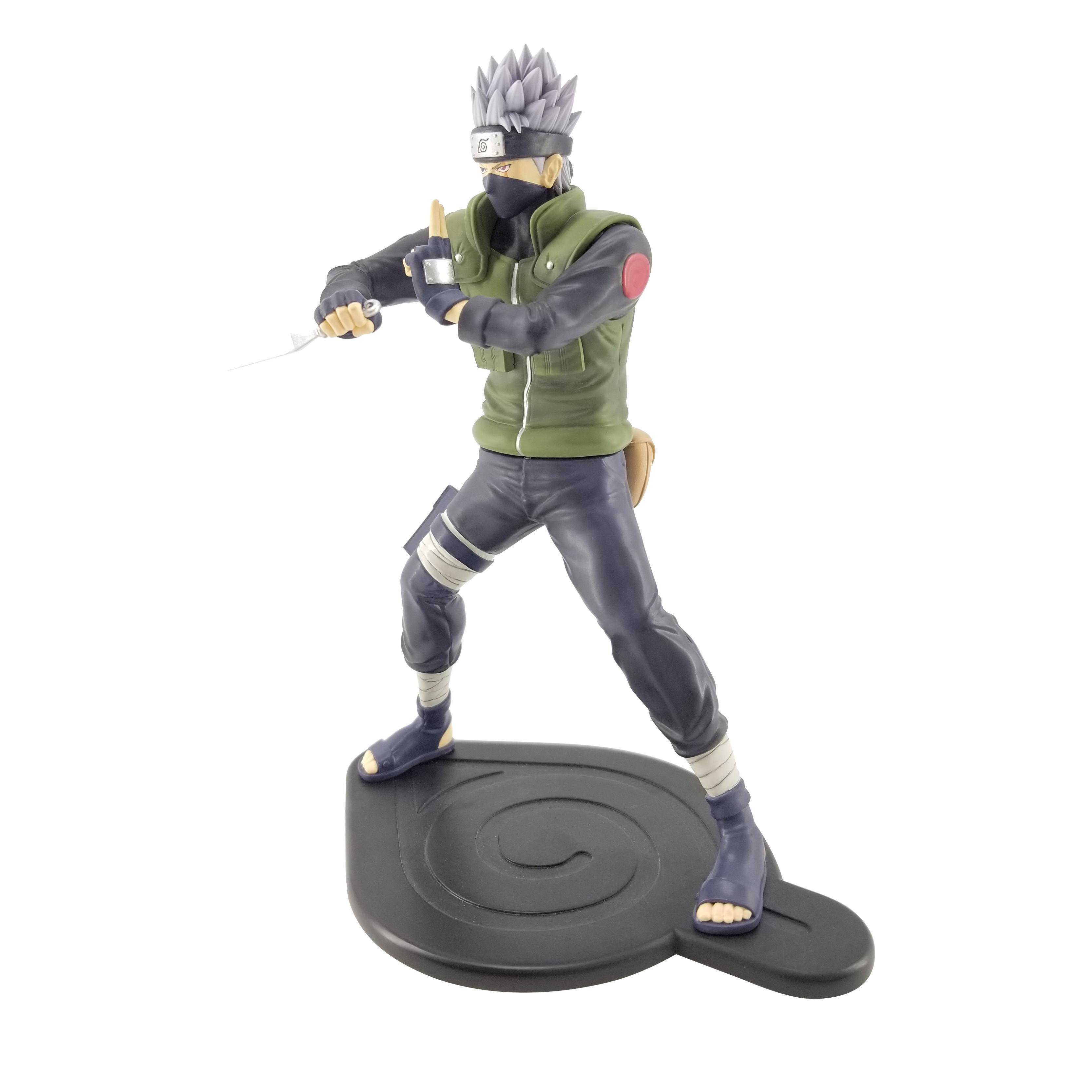 Naruto-Figur, Kakashi posiert mit Kunai. Er trägt eine Maske, Weste und steht auf Blattbasis.