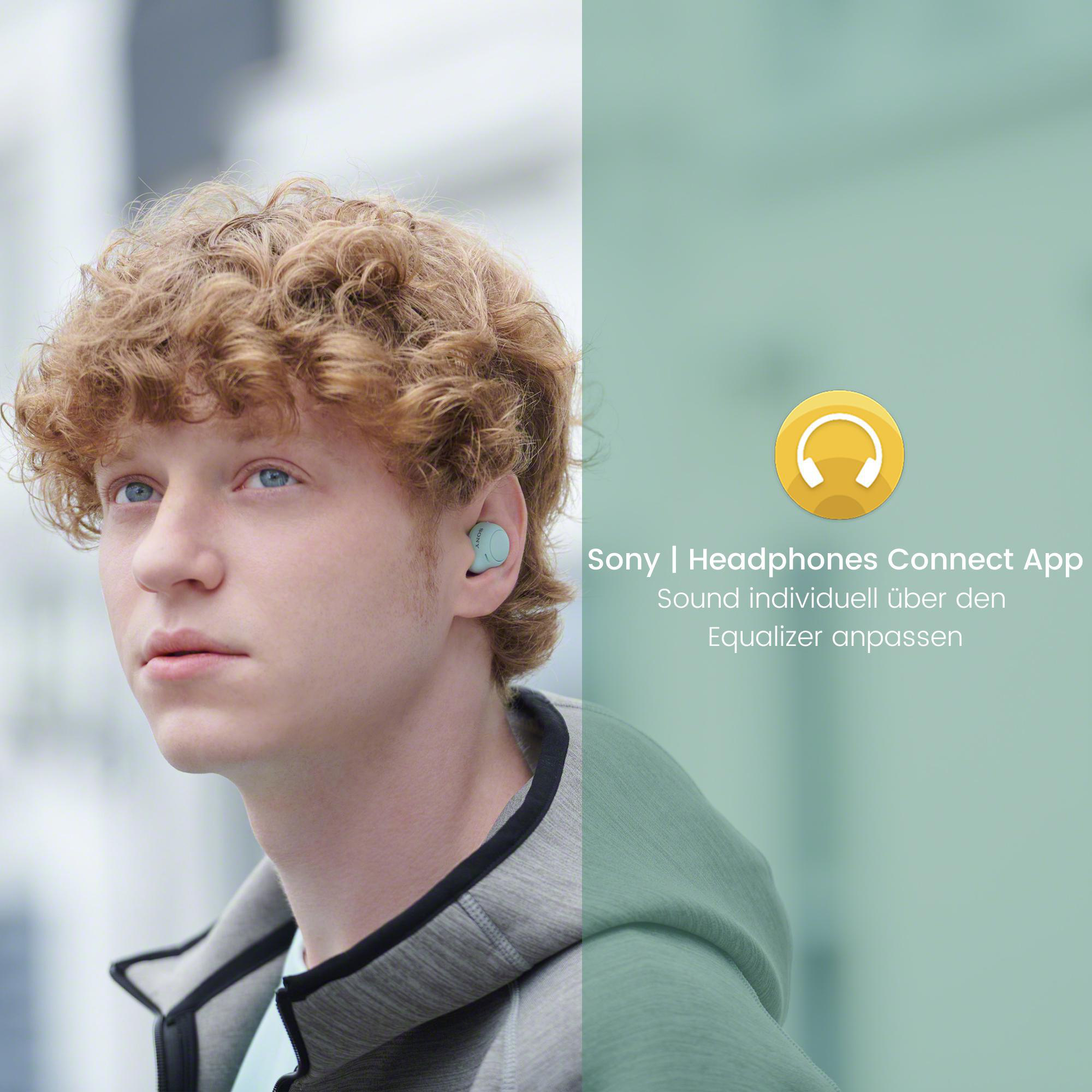 Junger Mann mit Ohrhörern. Text: Sony Headphones Connect App, Sound individuell anpassen.