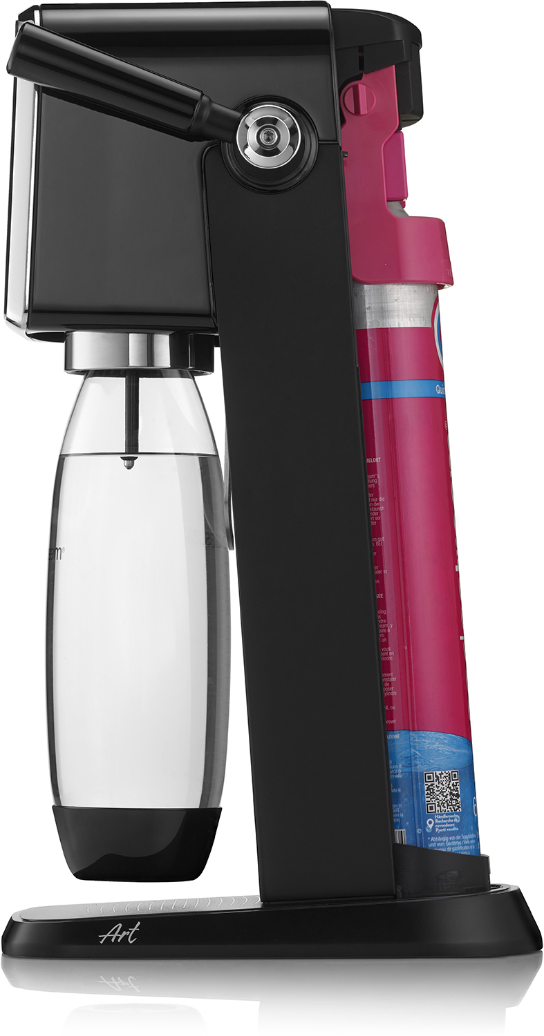 Zwarte en zilveren sodamaker. Een transparante waterfles vooraan. Roze CO2-patroon aan de zijkant.