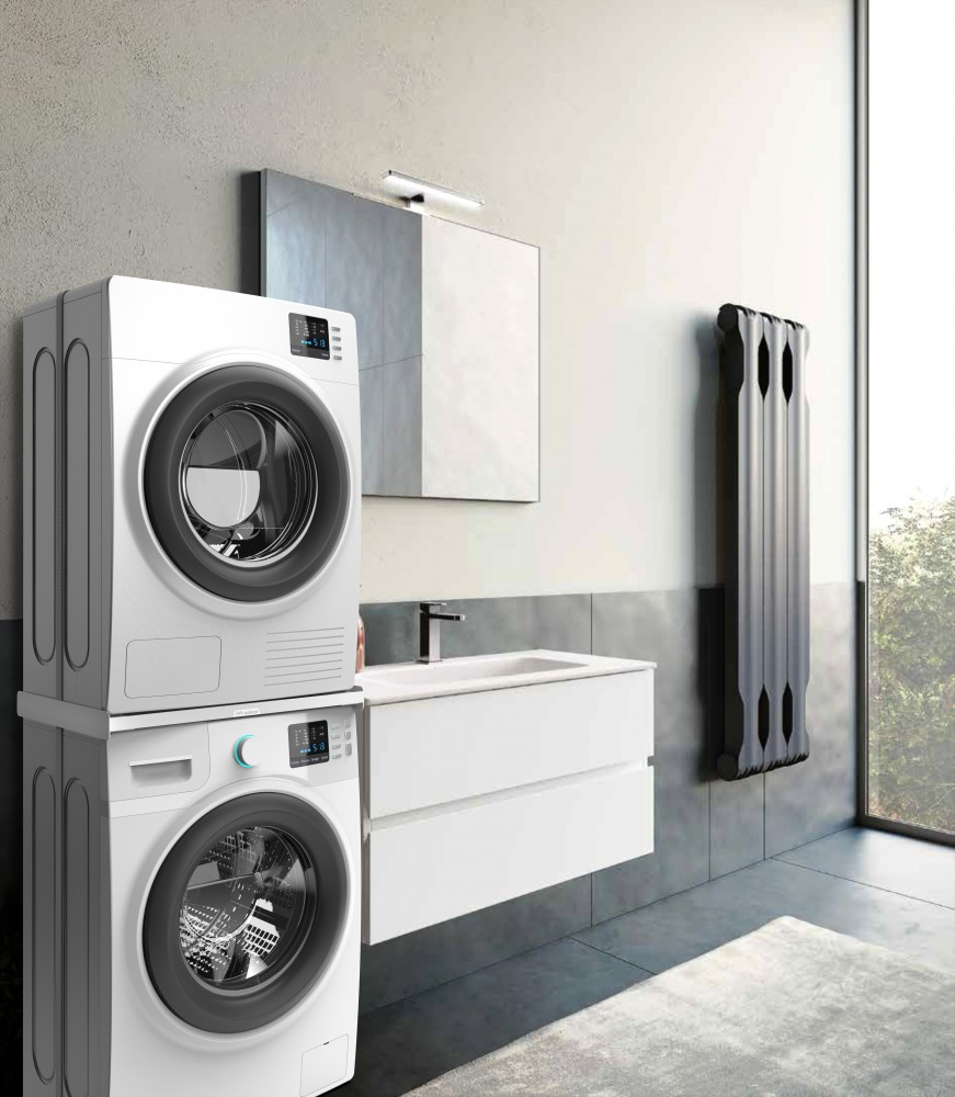 Fürdőszoba egymásra rakott mosógéppel és szárítógéppel, fehér mosdókagylóval, tükörrel.