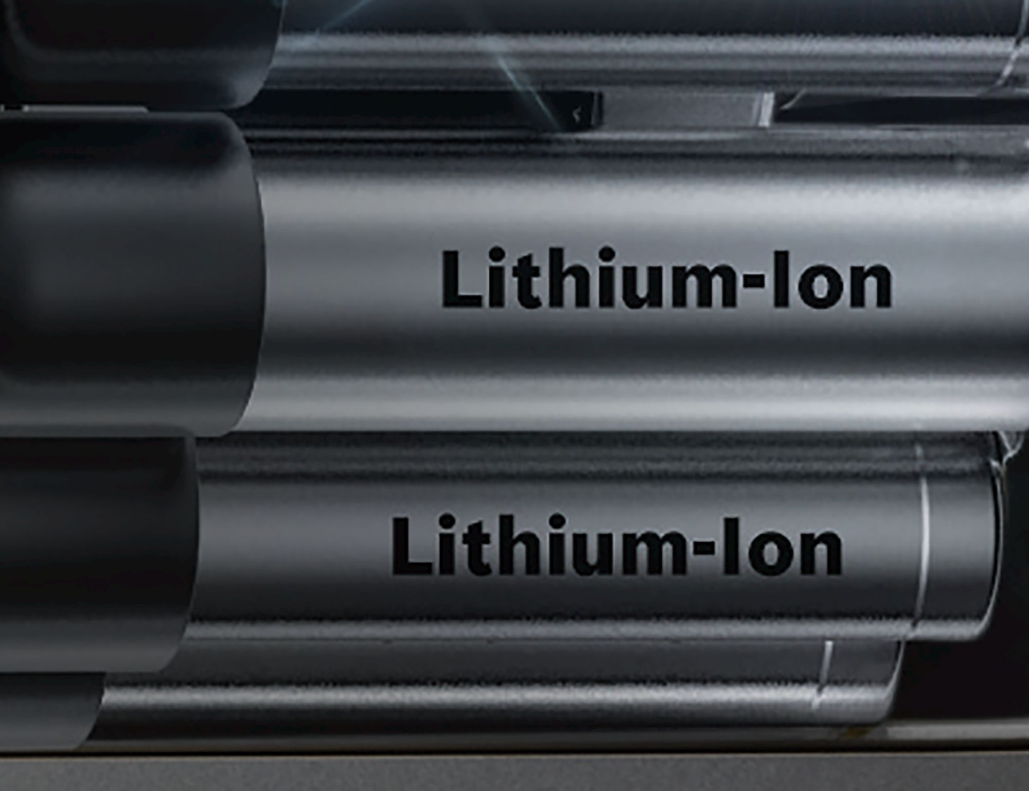 Közelkép lítium-ion akkumulátorokról. Két akkumulátor látható a "Lithium-ion" szöveggel.