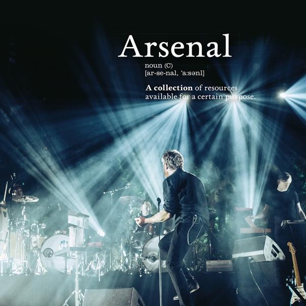 Band op het podium met lichten. Het woord 'Arsenal' staat bovenaan.
