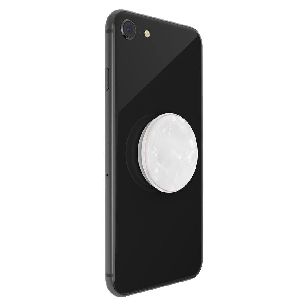 Schwarzes Telefon mit einem weißen, perlmuttfarbenen PopSocket. Das Telefon steht vor weißem Hintergrund.