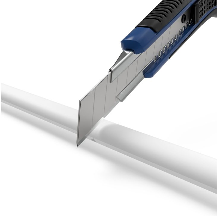 Un taglierino taglia un tubo di plastica bianco. Il coltello è blu e argento, la superficie è bianca.