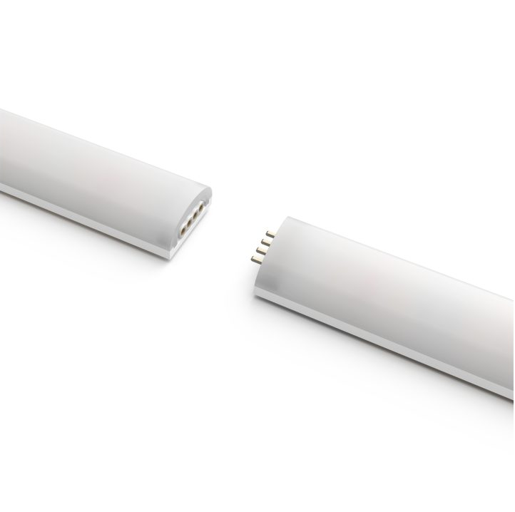 Due strisce luminose bianche, con connettori, su una superficie bianca, pronte per essere collegate.