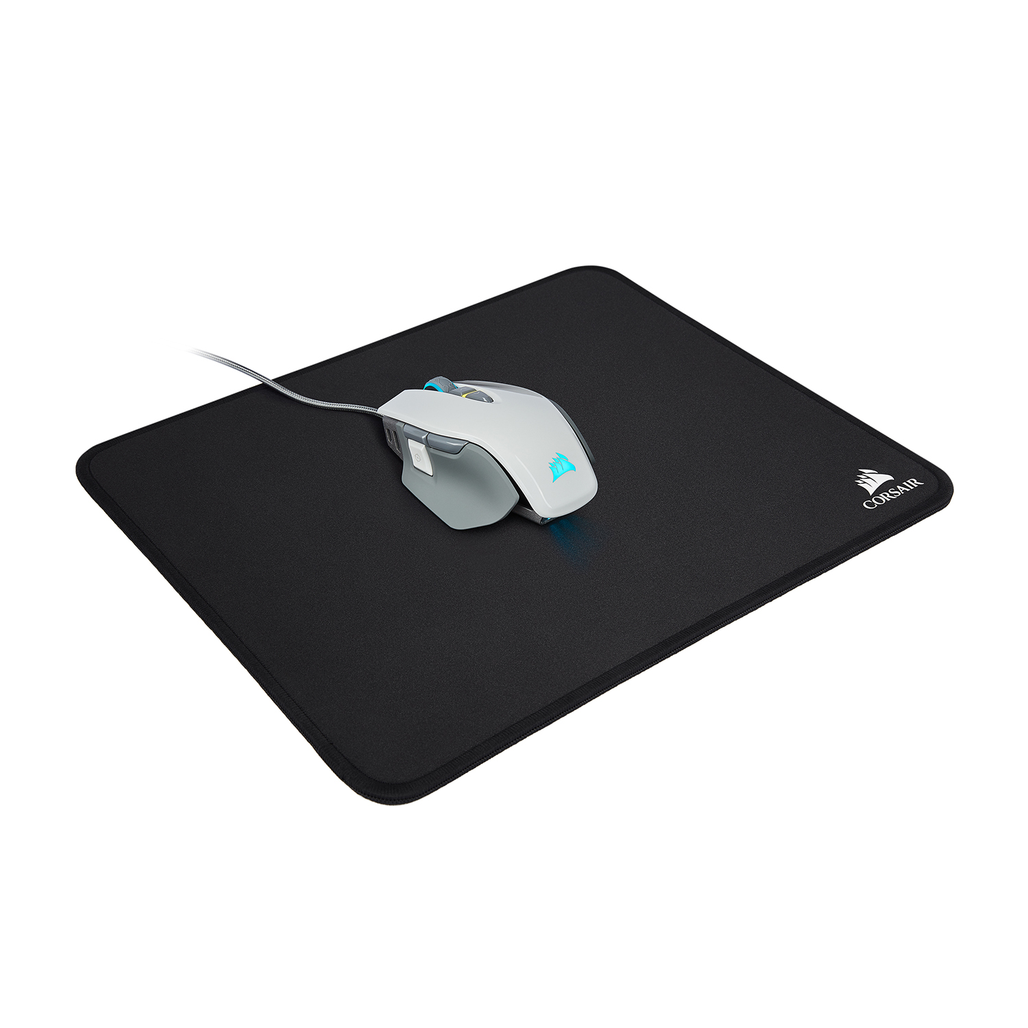 Mouse da gaming bianco e grigio su tappetino nero. Cavo bianco collegato al mouse.