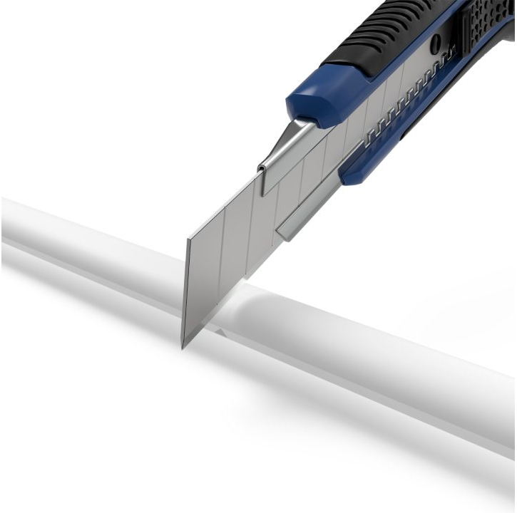Un taglierino sta tagliando un tubo di plastica bianco. Superficie bianca.