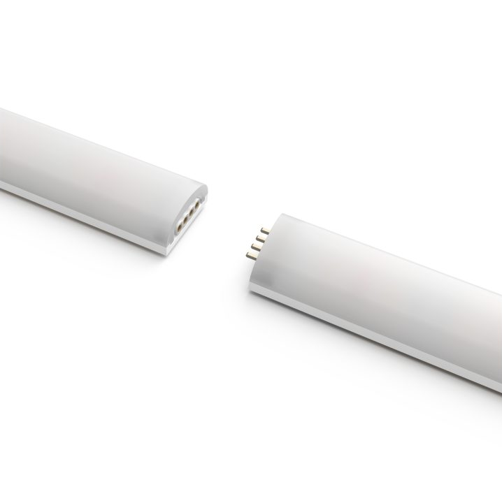 Due strisce luminose LED bianche con connettori, staccate, su sfondo bianco.