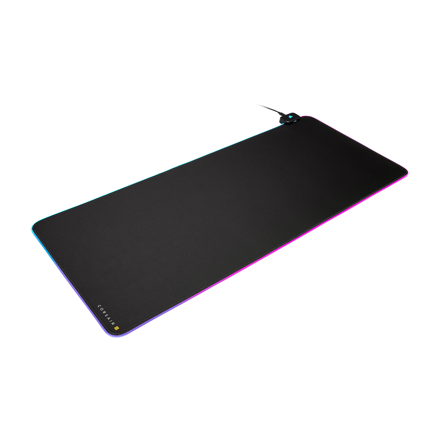 Tappetino per mouse Corsair nero con bordi RGB, prospettiva angolata, sfondo bianco.