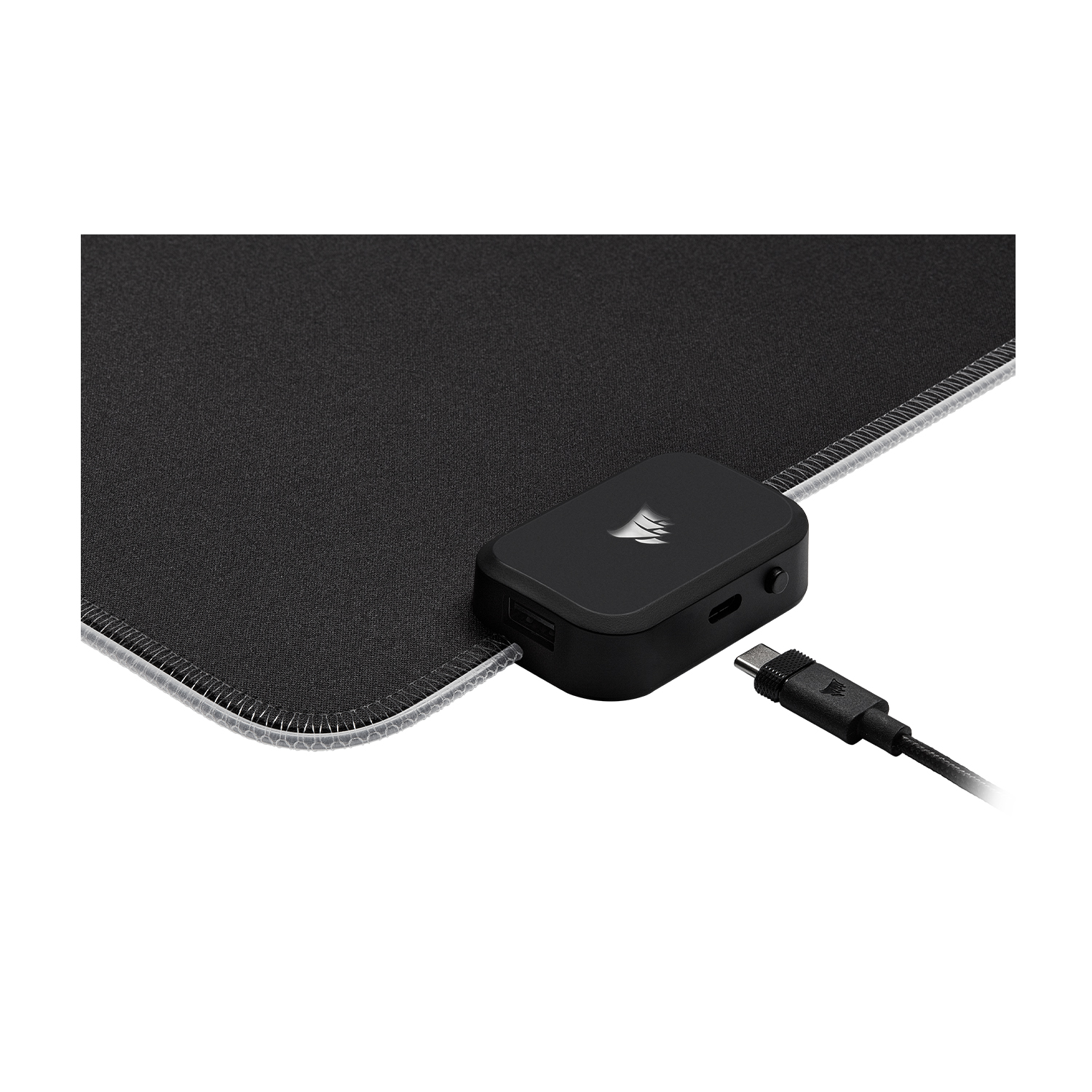 Tappetino per mouse nero con hub di ricarica. Un cavo si collega all'hub, sfondo bianco.