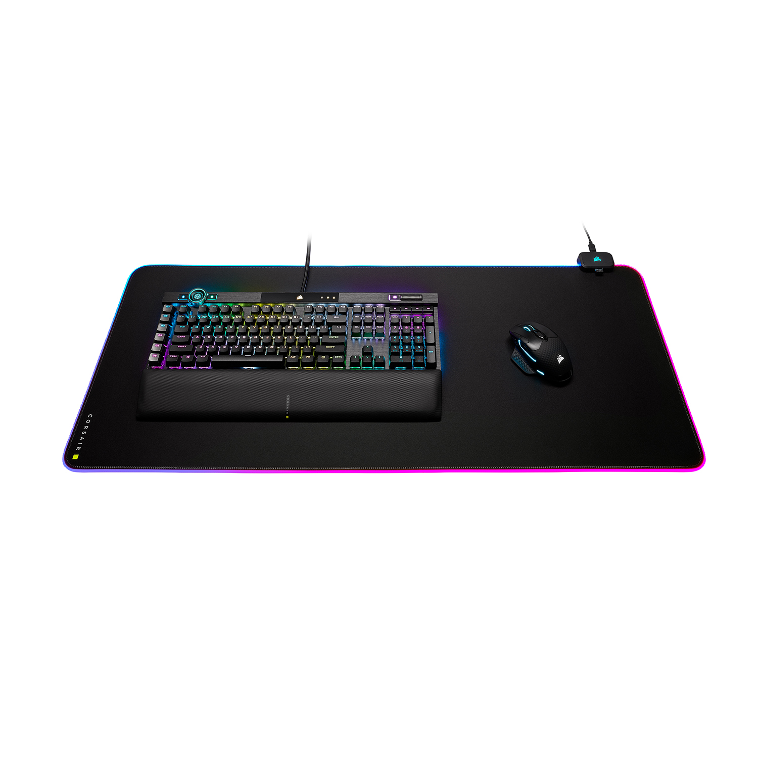 Configurazione di gioco nera: tastiera, mouse e tappetino con luce arcobaleno. Marchio Corsair. Sfondo bianco.
