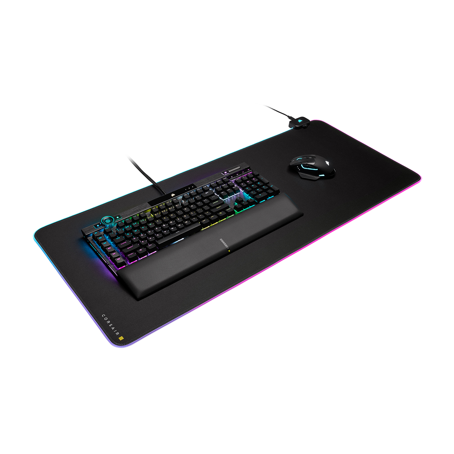 Un set di tastiera, mouse e tappetino per mouse. La tastiera ha un'illuminazione multicolore. Tappetino nero.