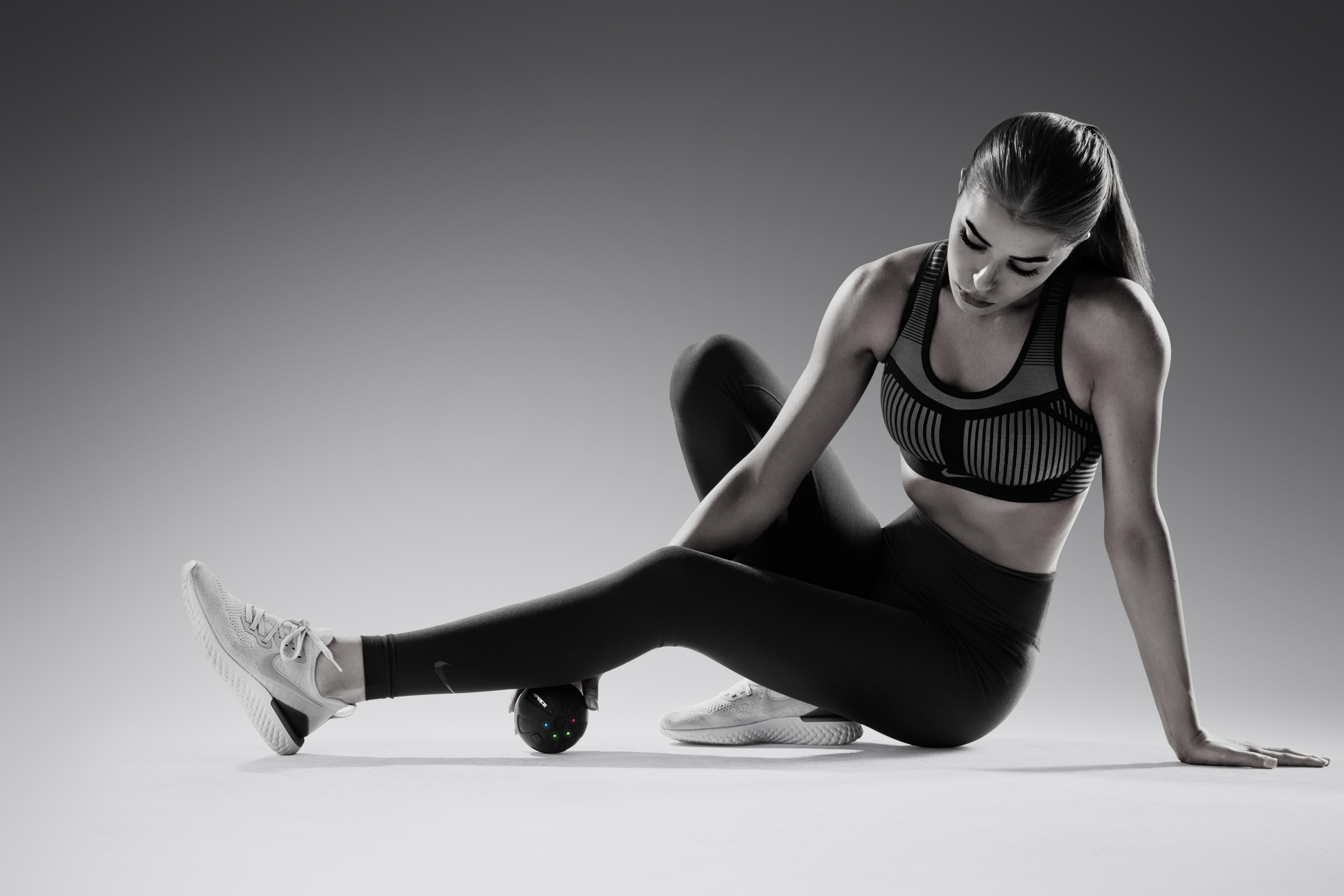 HYPERICE Hypersphere Mini Vibrations-Massageball Massagegerät, Schwarz