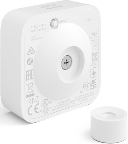 Un détecteur de mouvement Philips Hue blanc avec une base séparée. Le détecteur est de forme carrée.