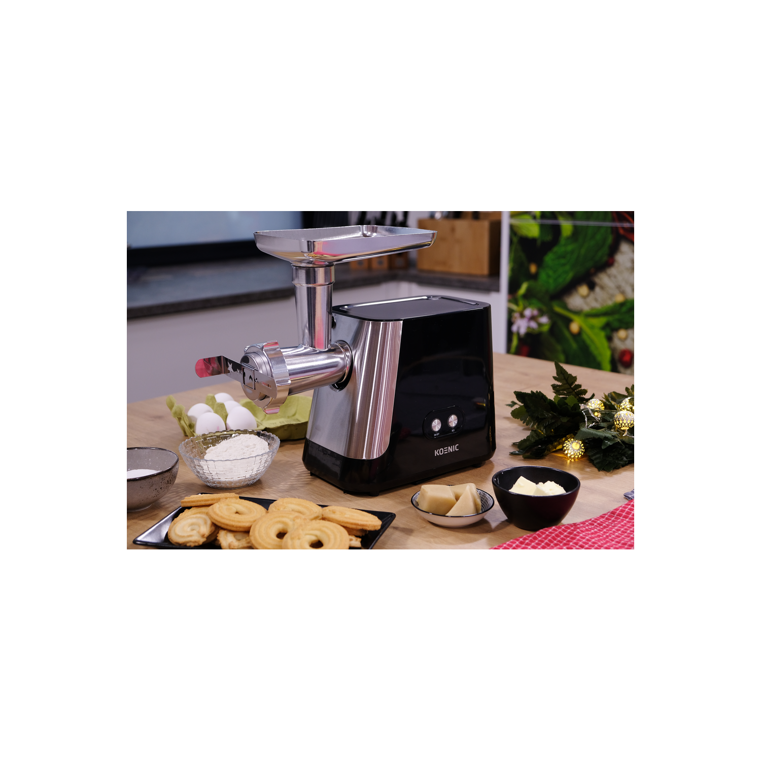 Procesador de alimentos con múltiples componentes y alimentos. Ambiente de cocina.