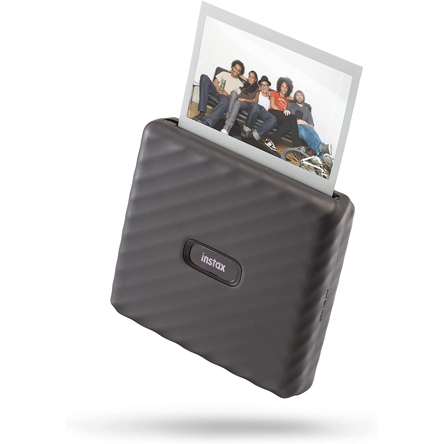 Impresora Instax negra con una foto saliendo. Gente en la imagen.