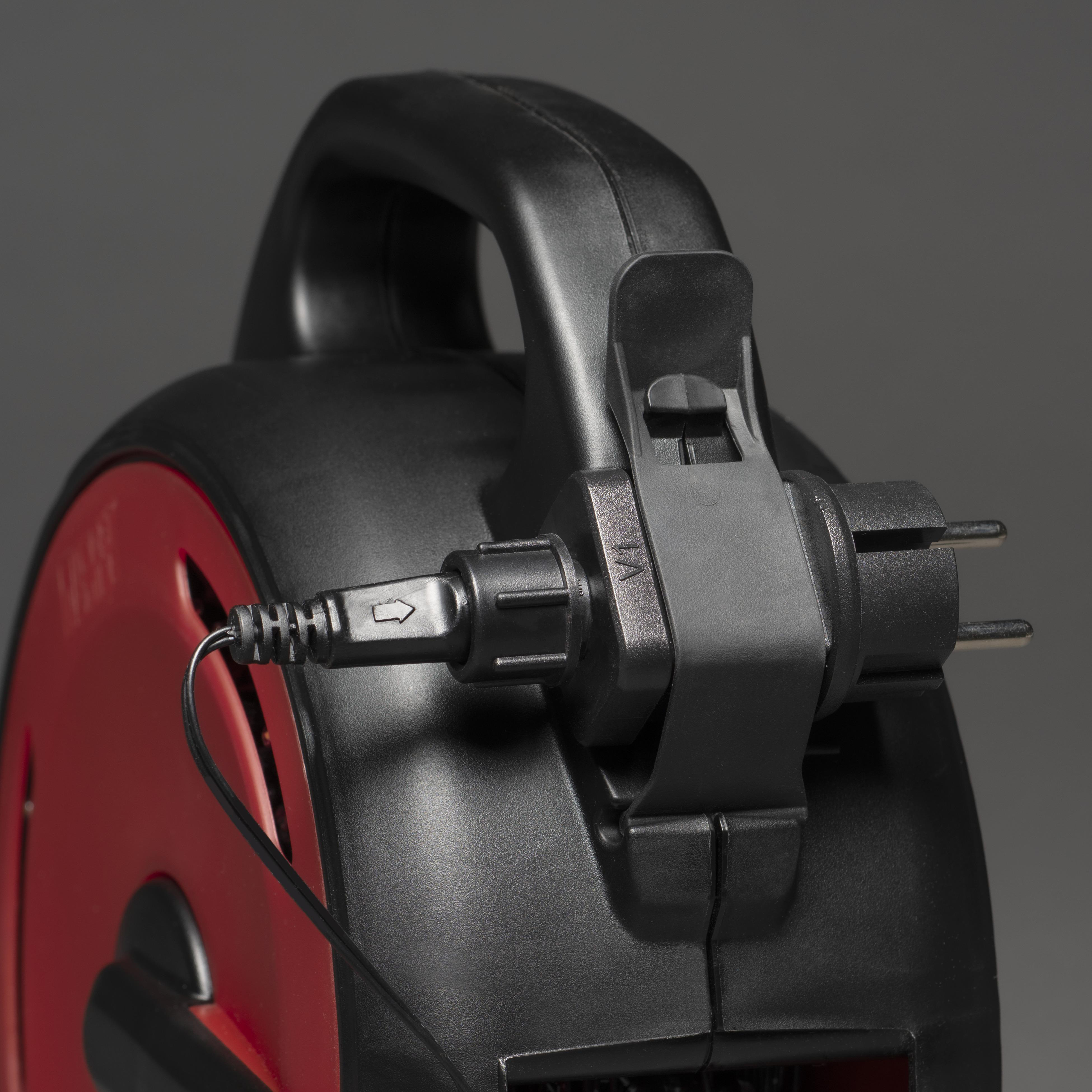 Eine schwarze und rote Kabeltrommel. Stecker und Buchse sind verbunden, mit einem schwarzen Griff oben.