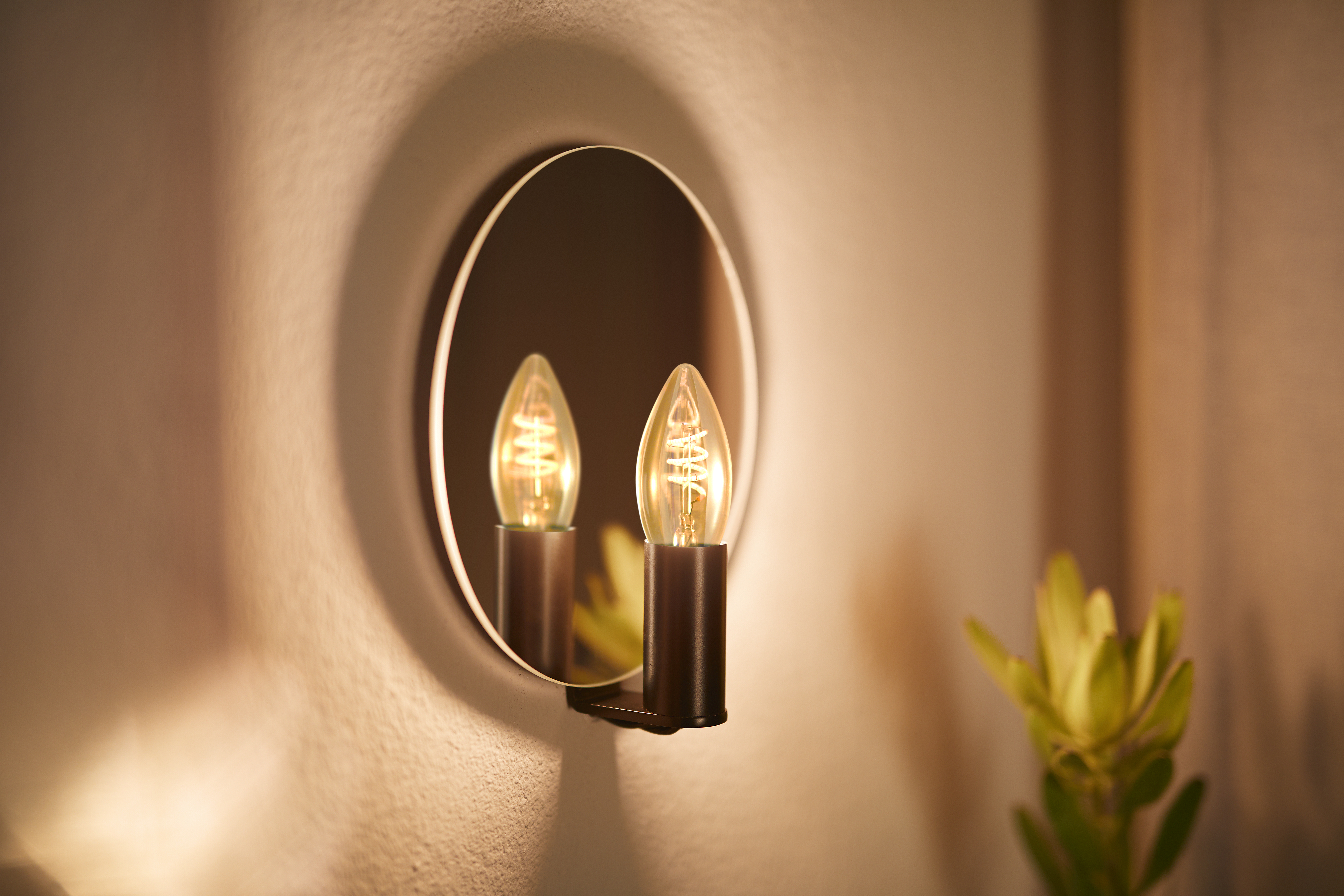 PHILIPS LED Vintage Kerzenlampe mit 15W, Sockel, Gold (1800K), dimmbar LED Lampe E14 Warmweiß