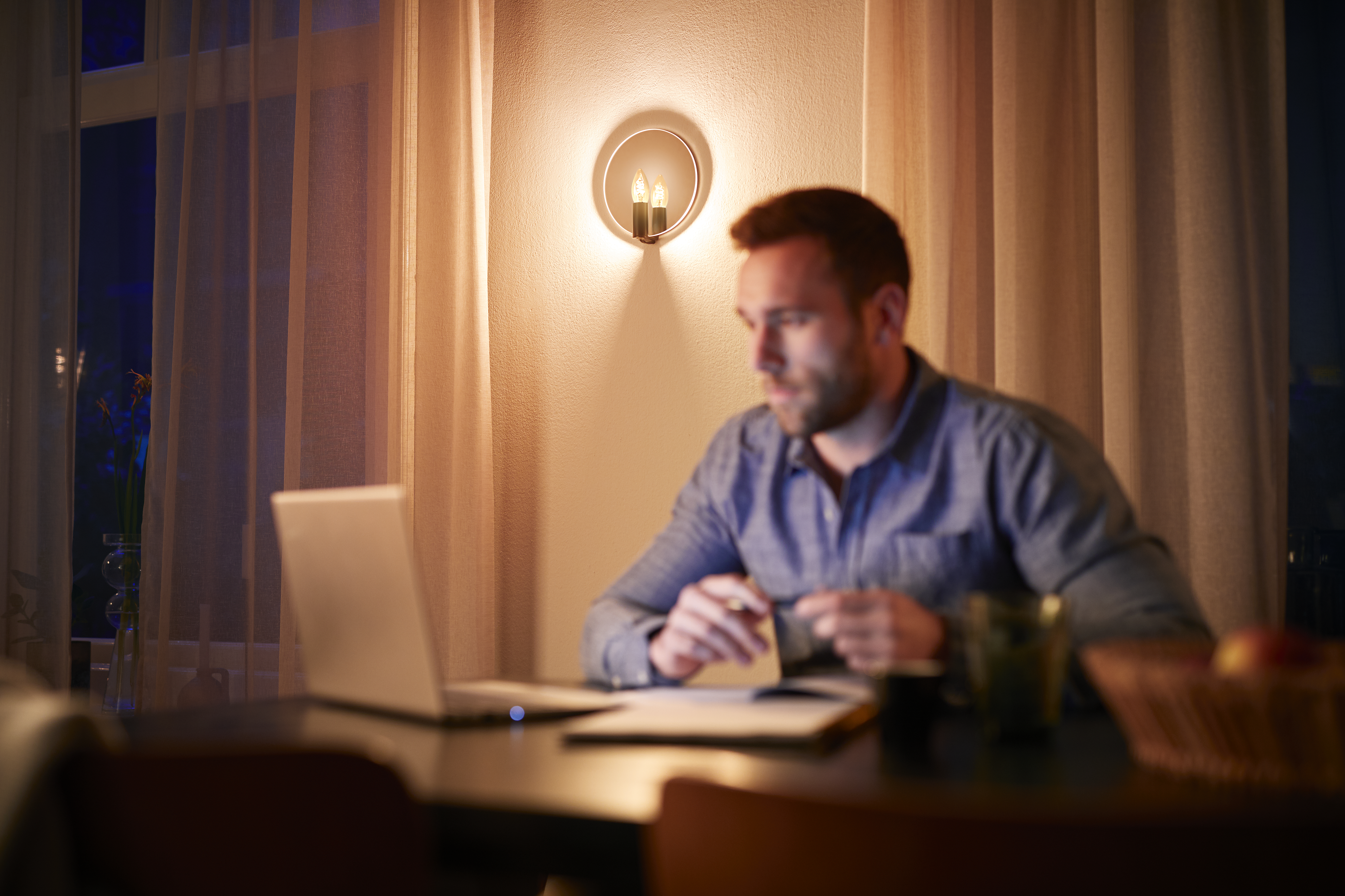 PHILIPS LED Vintage Kerzenlampe mit 15W, Sockel, Gold (1800K), dimmbar LED Lampe E14 Warmweiß