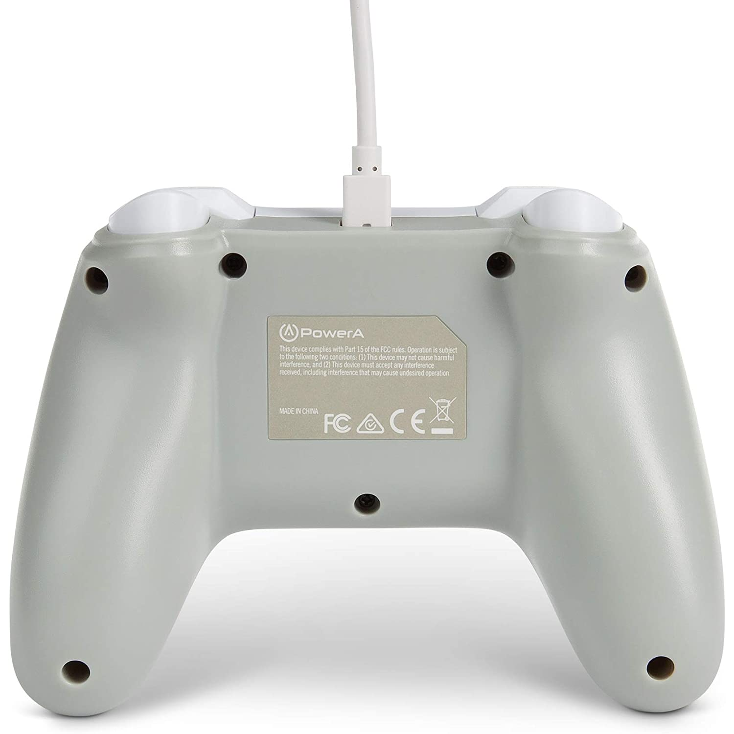 Parte trasera de un controlador de juego gris con puerto de carga y cable blanco.