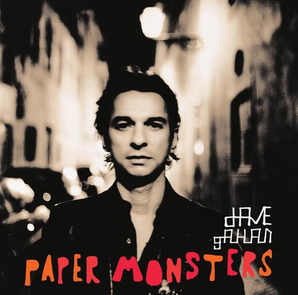 Albumcover mit einem Männergesicht und dem Text 'PAPER MONSTERS'. Der Hintergrund ist eine Straße.