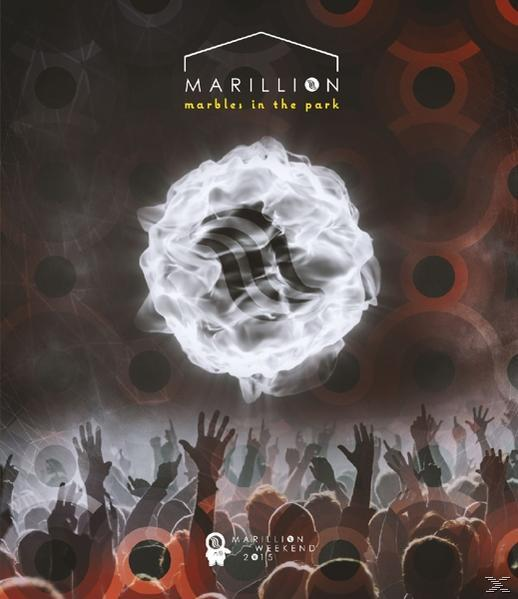 Marillion Albumcover, eine Menschenmenge und eine weiße Wolke mit dem Bandlogo.