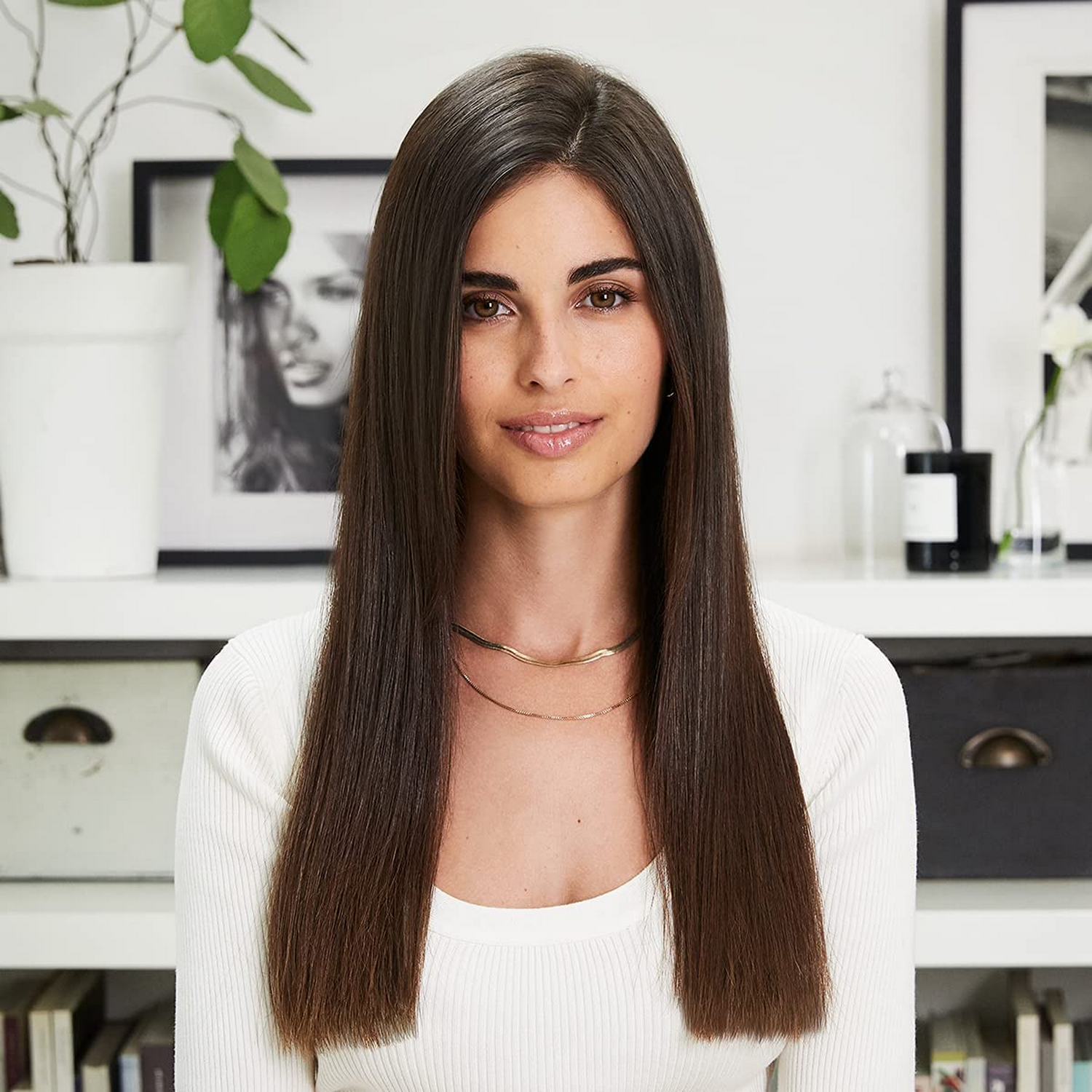 Mujer con cabello largo, liso y castaño, mirando hacia adelante.