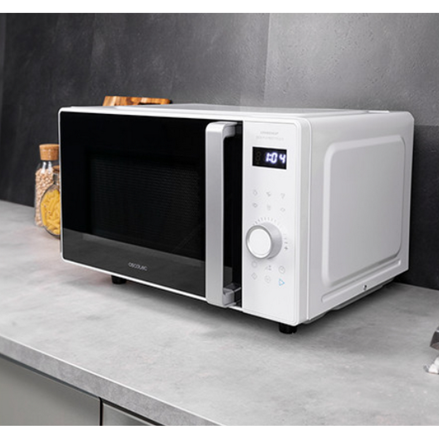 Un horno microondas blanco sobre una encimera con panel de control y puerta abierta.