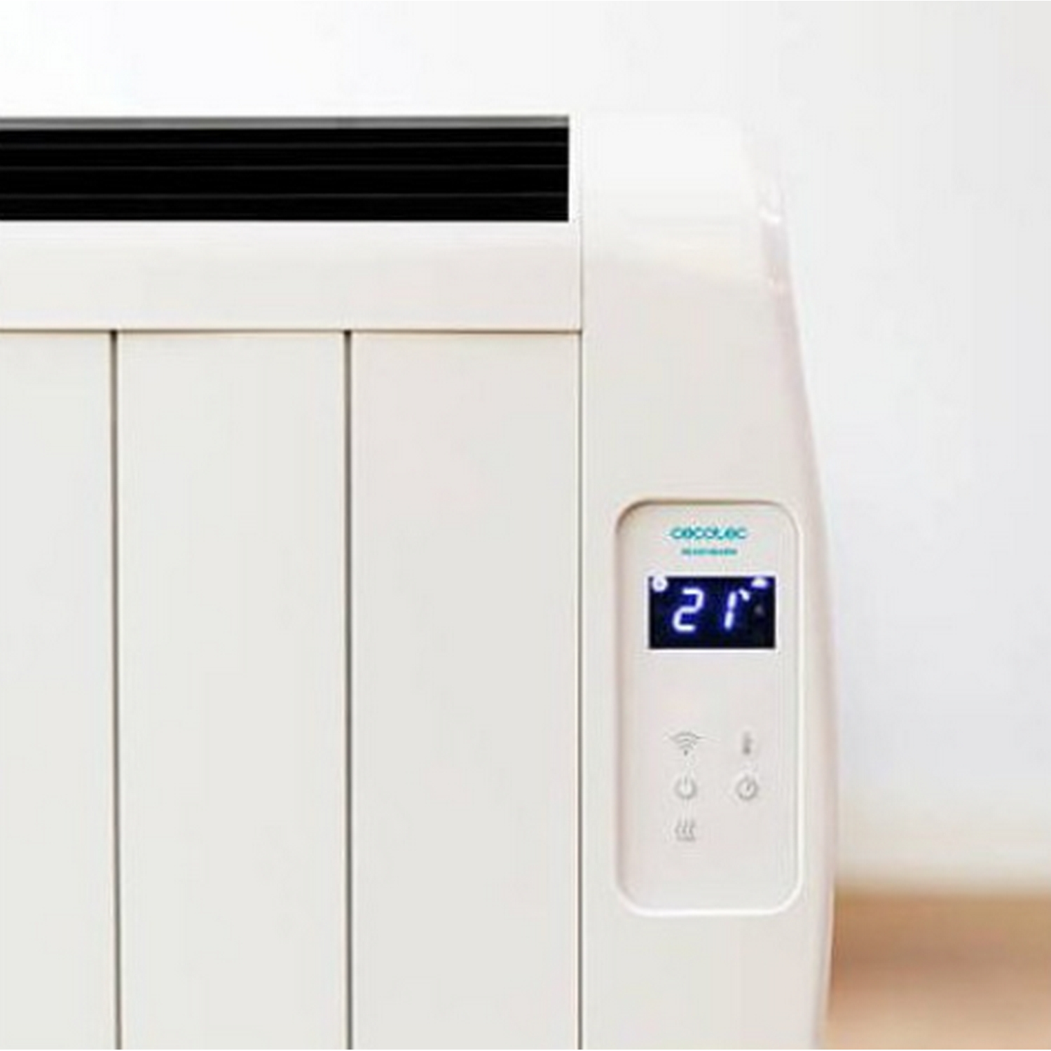 Calentador eléctrico blanco con pantalla digital que muestra 21.