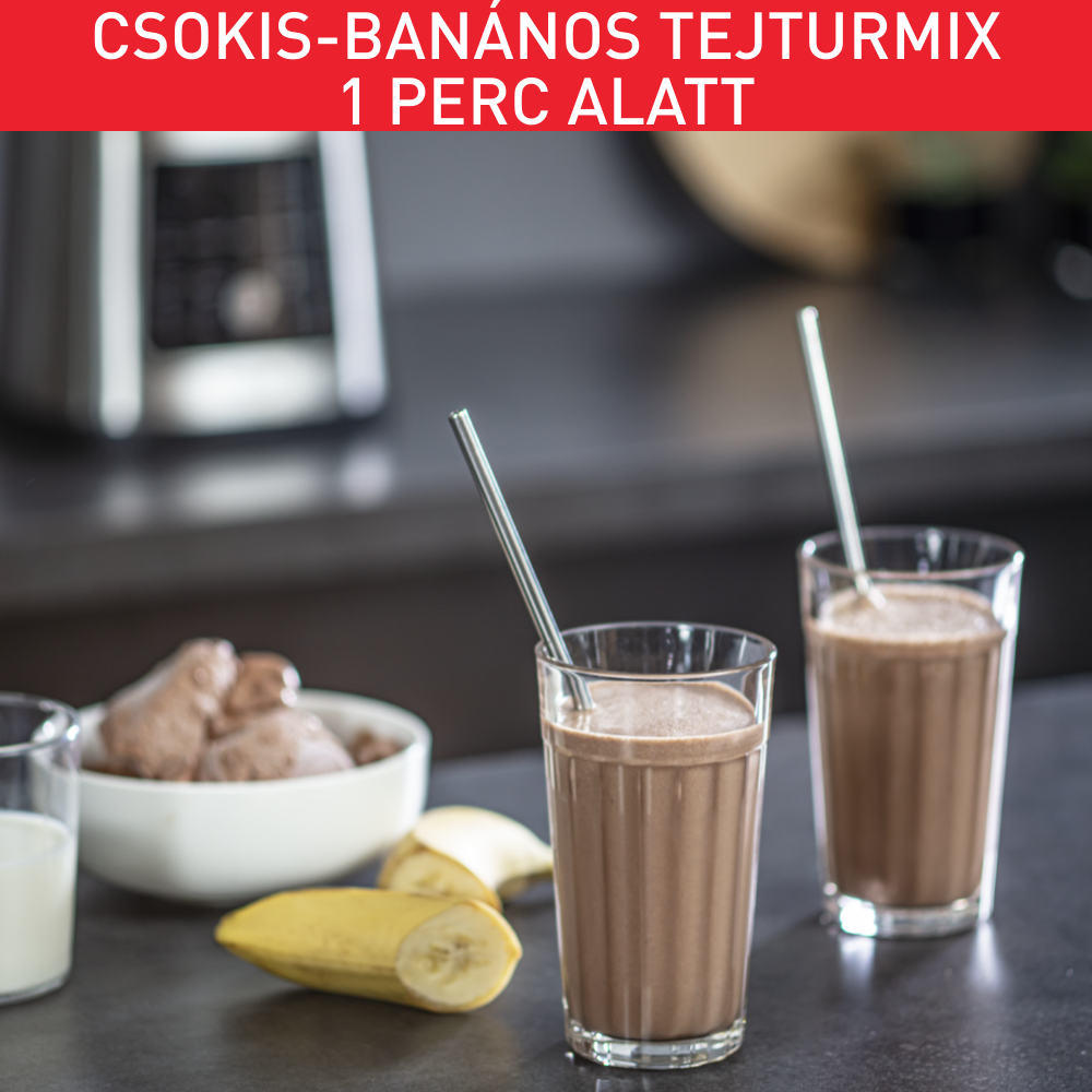 Két pohár csokoládés turmix szívószállal. Egy tál csokoládé és egy banán a közelben.