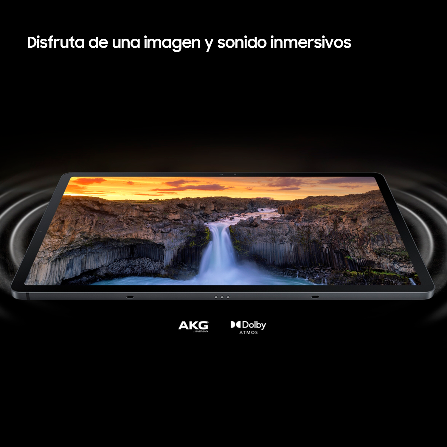 Una tableta muestra una escena de cascada. Los logotipos de Dolby Atmos y AKG son visibles.