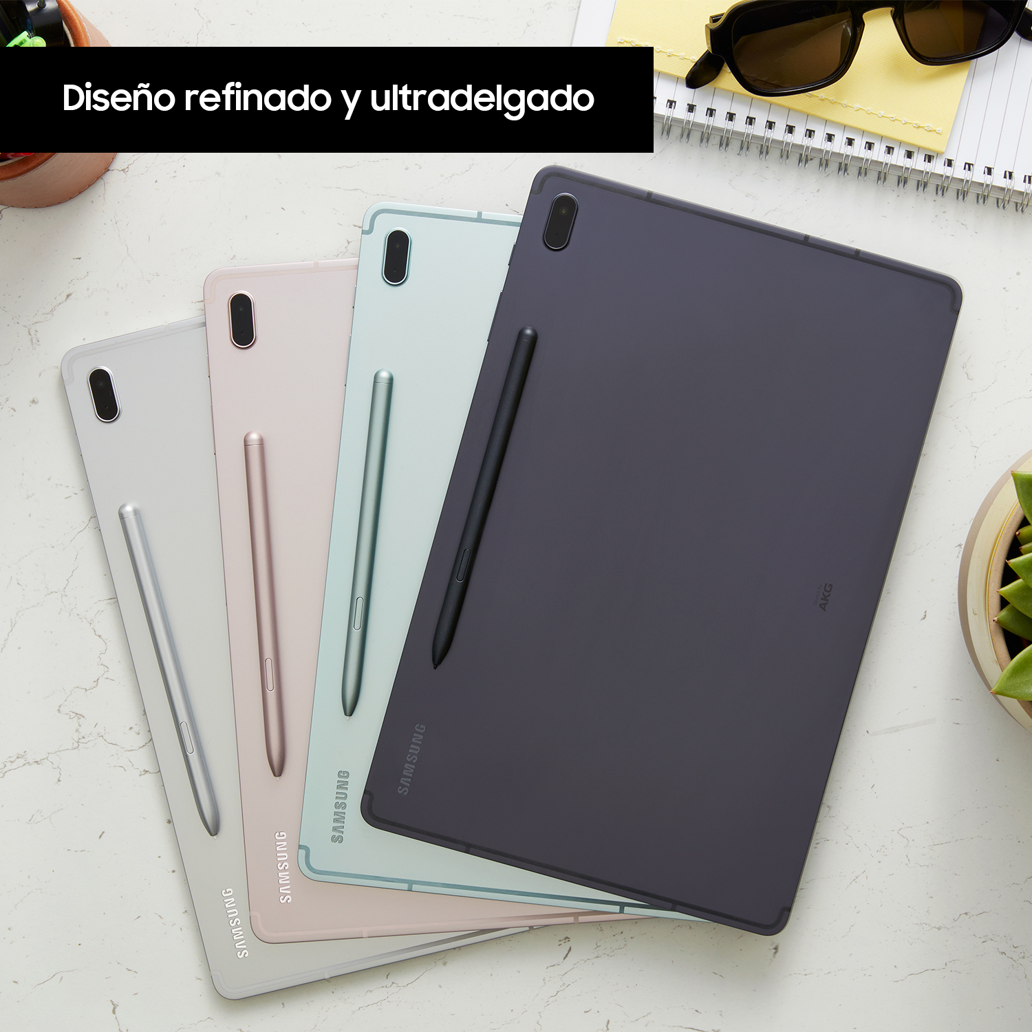 Cuatro tabletas, Samsung Galaxy Tab S7 FE, en diferentes colores, sobre una mesa.