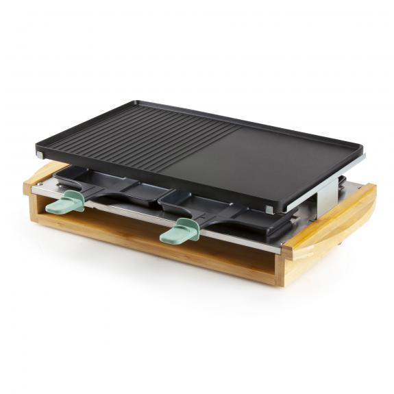 Een raclette grill met een bakplaat en kaaspannen. Het is gemaakt van hout en metaal.