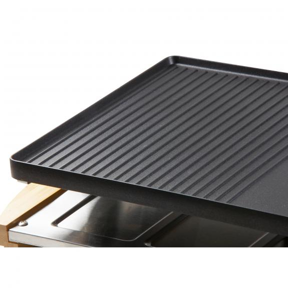 Zwarte grill, close-up, met ribbels. Houten basis en metalen componenten. Witte achtergrond.