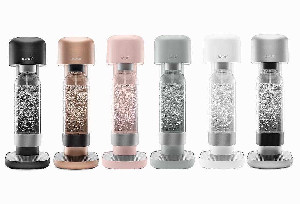 Sechs Soda-Maker in verschiedenen Farben. Weißer Hintergrund.