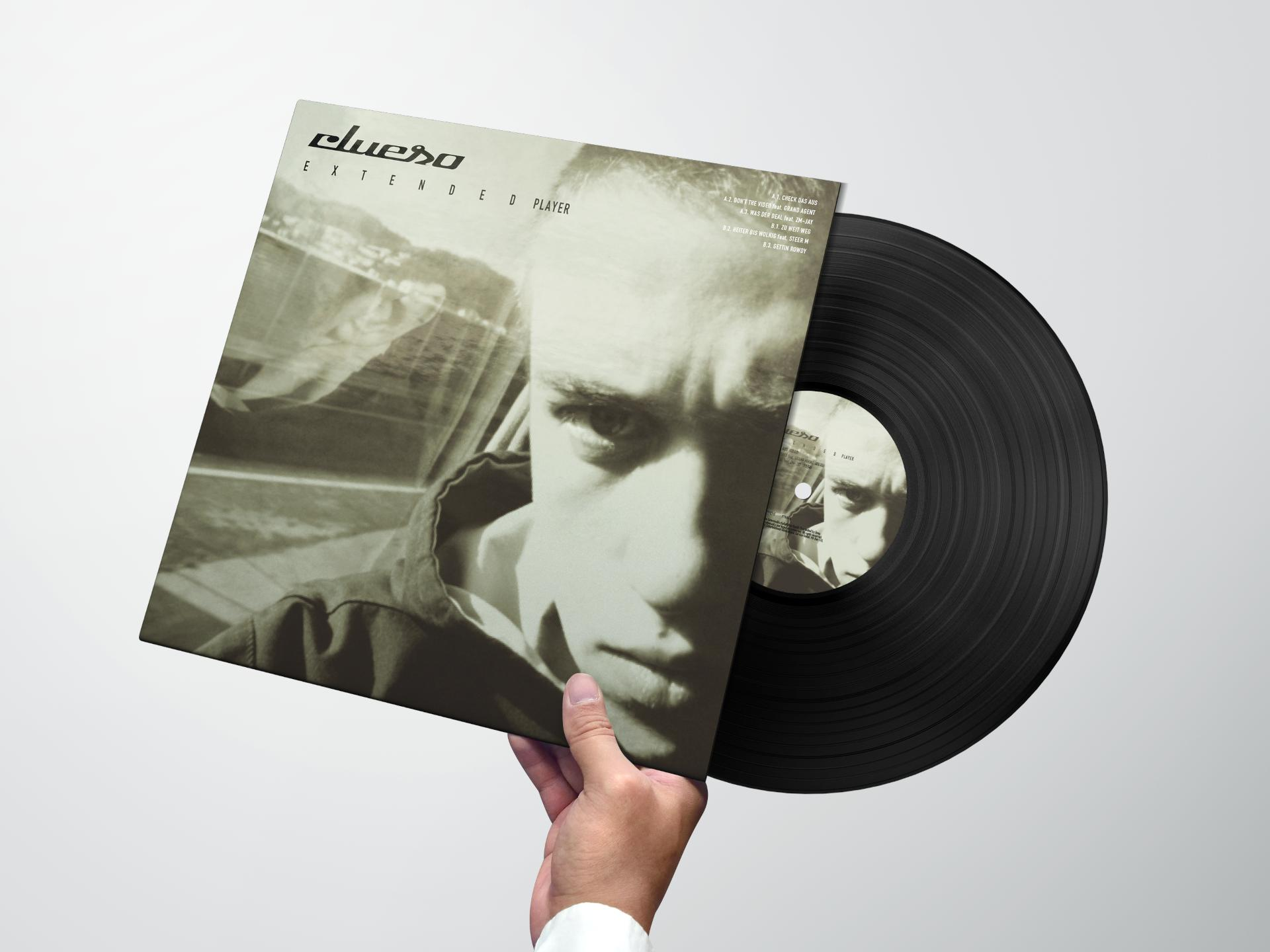 Eine Hand, die ein Clueso-Album hält. Es zeigt das Gesicht einer Person und den Albumtitel.