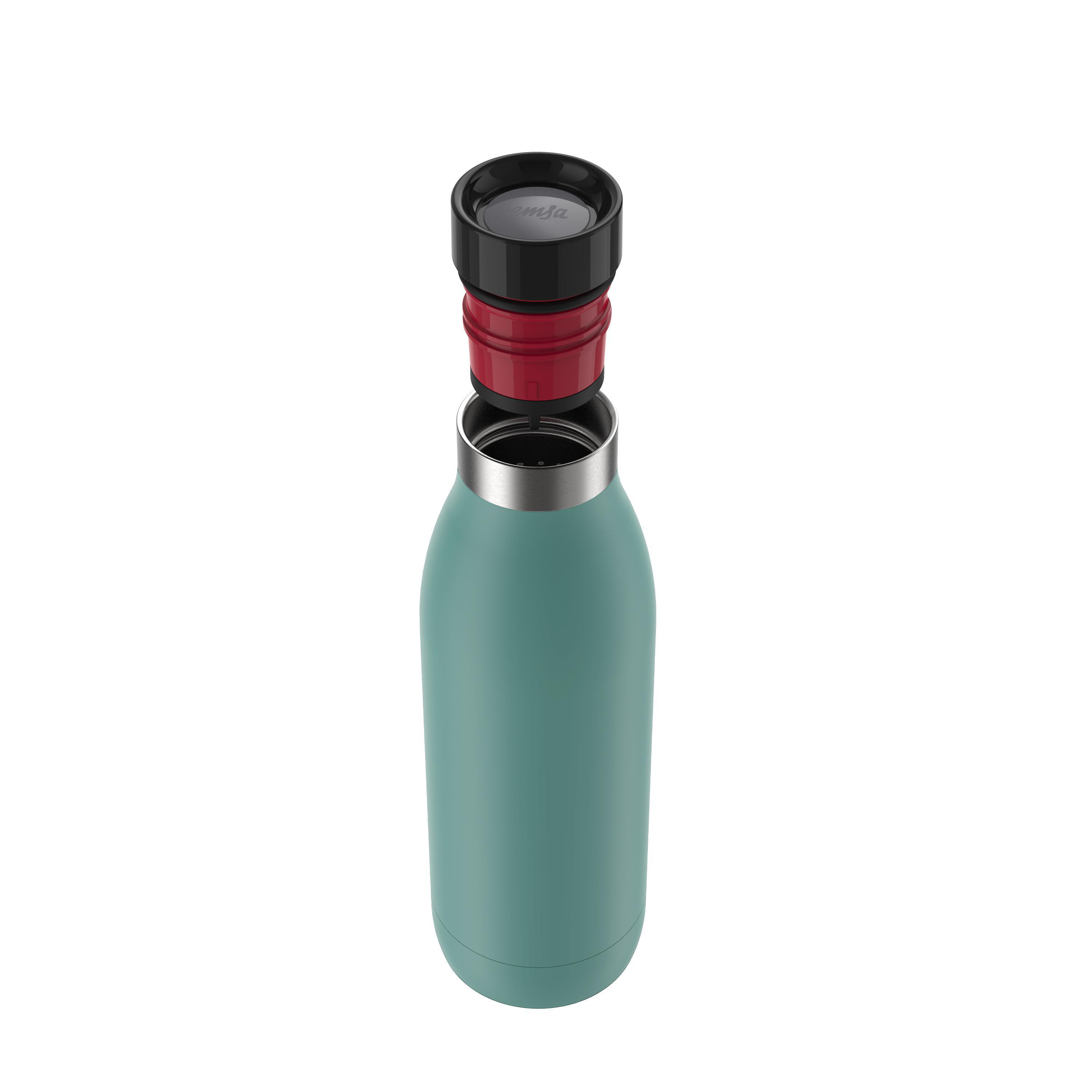 Türkisgrüne Wasserflasche in Teilen, mit schwarzem Deckel und rotem Ring. Weißer Hintergrund.