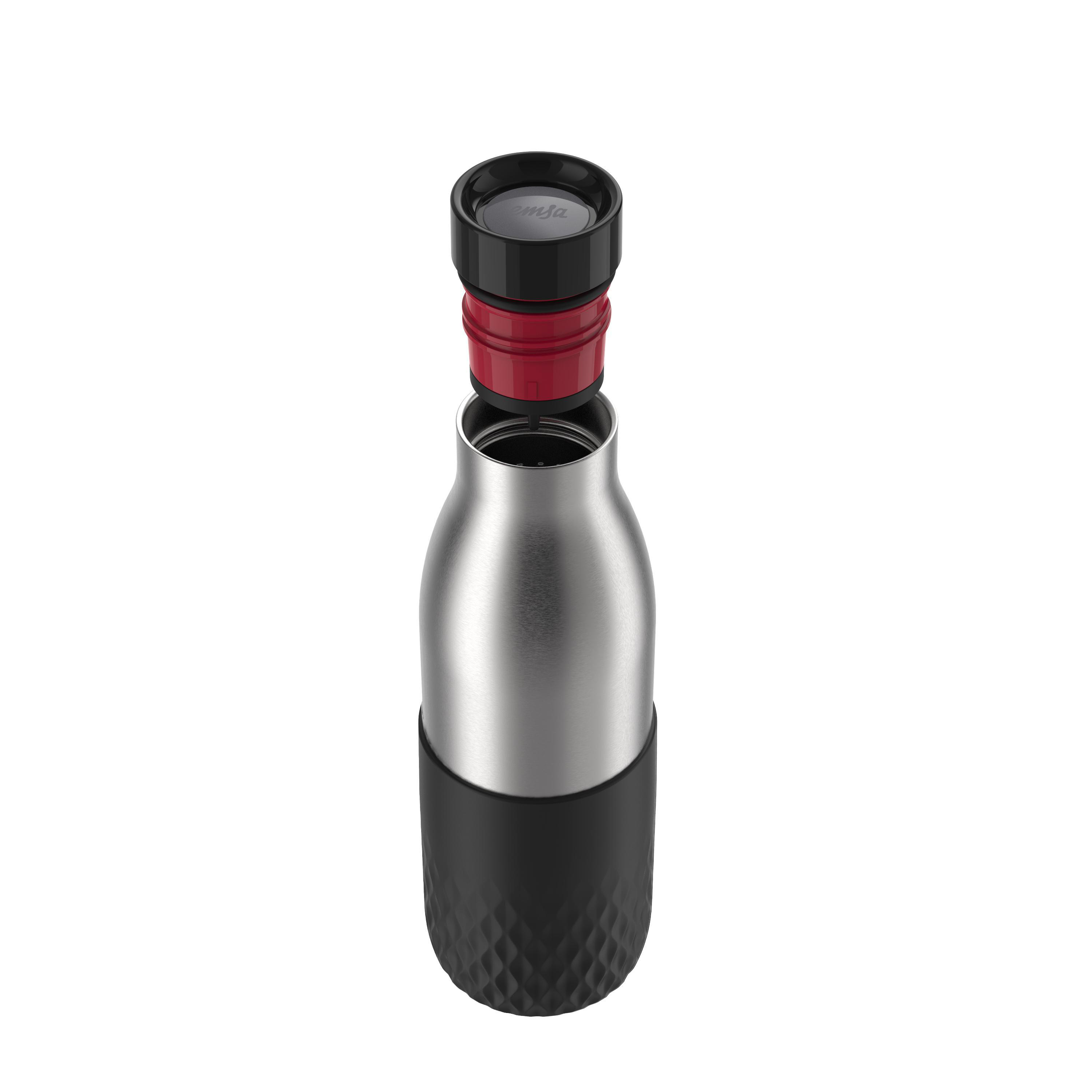 Silberne Flasche mit schwarzem und rotem Deckel, zerlegt. Schwarzer Gummiboden. Weißer Hintergrund.