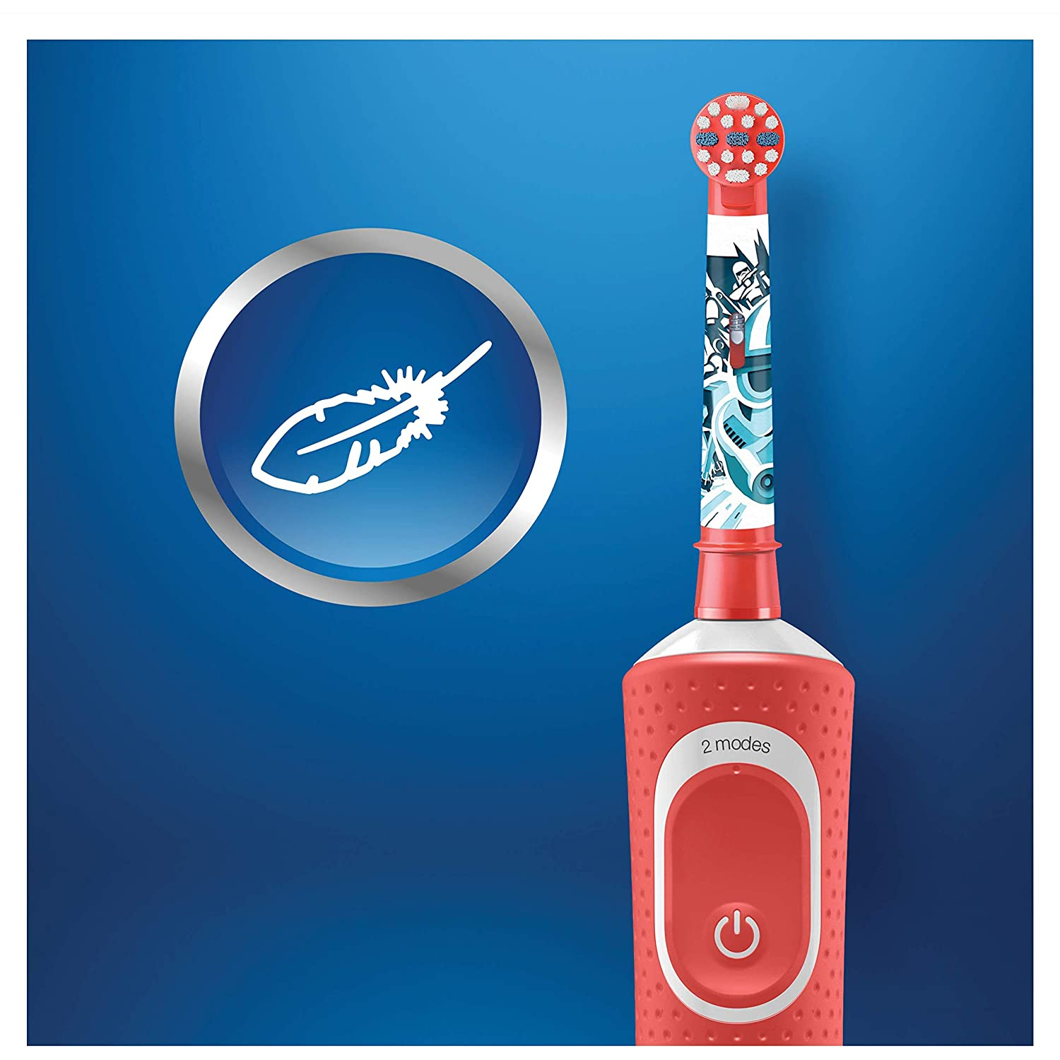 Un cepillo de dientes eléctrico para niños rojo y blanco con fondo azul.