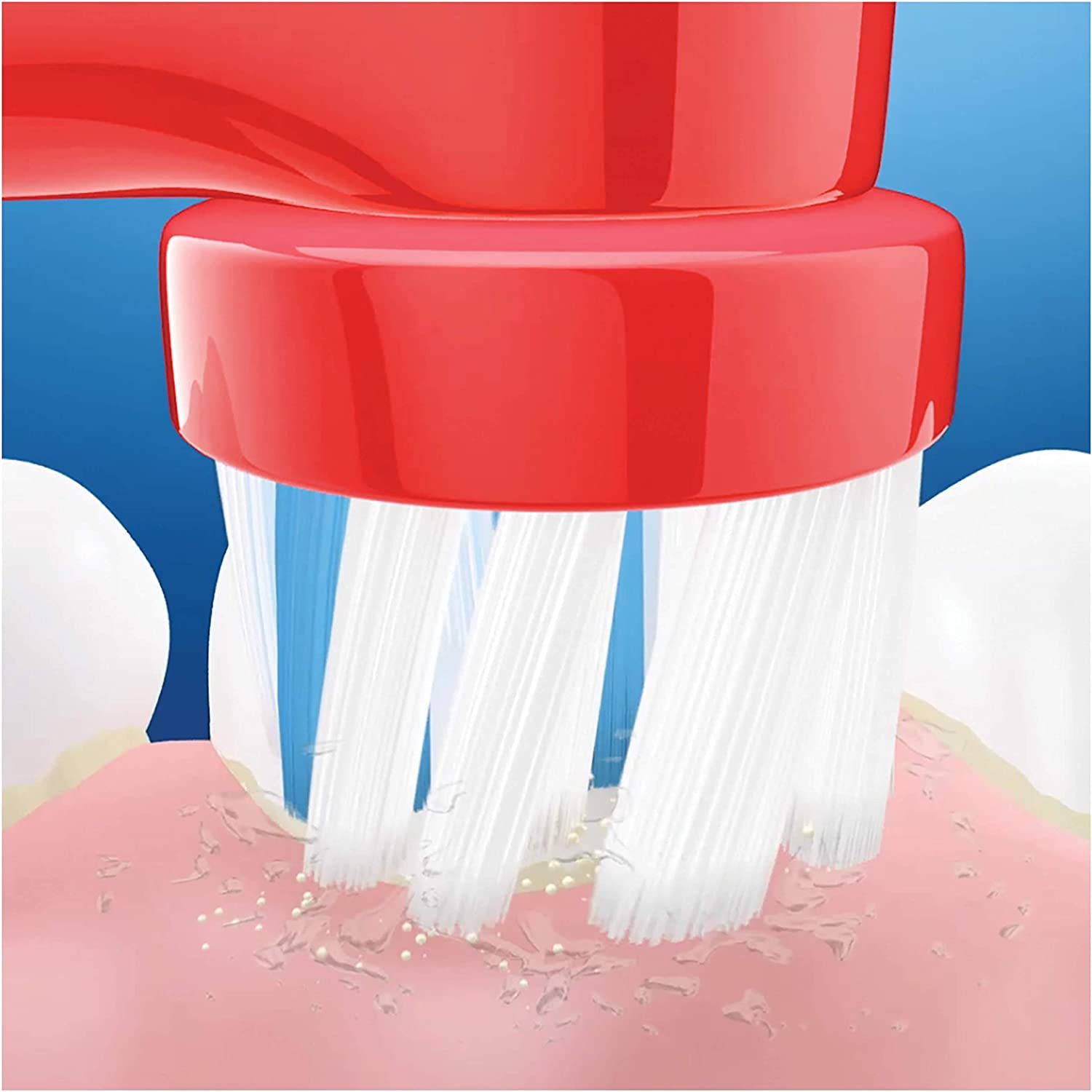 Primer plano de un cepillo de dientes eléctrico limpiando dientes con cerdas blancas.