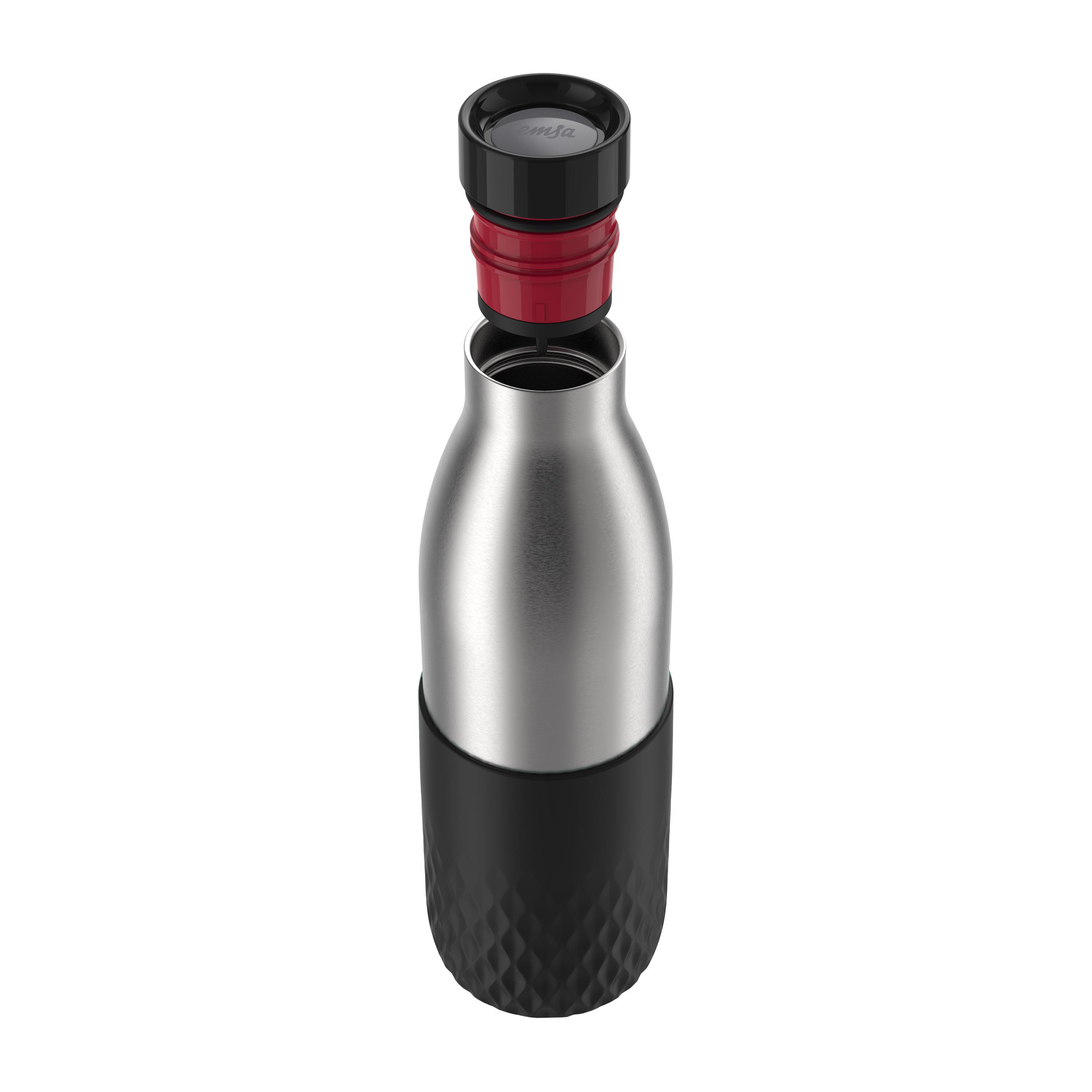 Edelstahl-Wasserflasche mit schwarz-rotem Verschluss, teilweise zerlegt, schwarzer Boden.