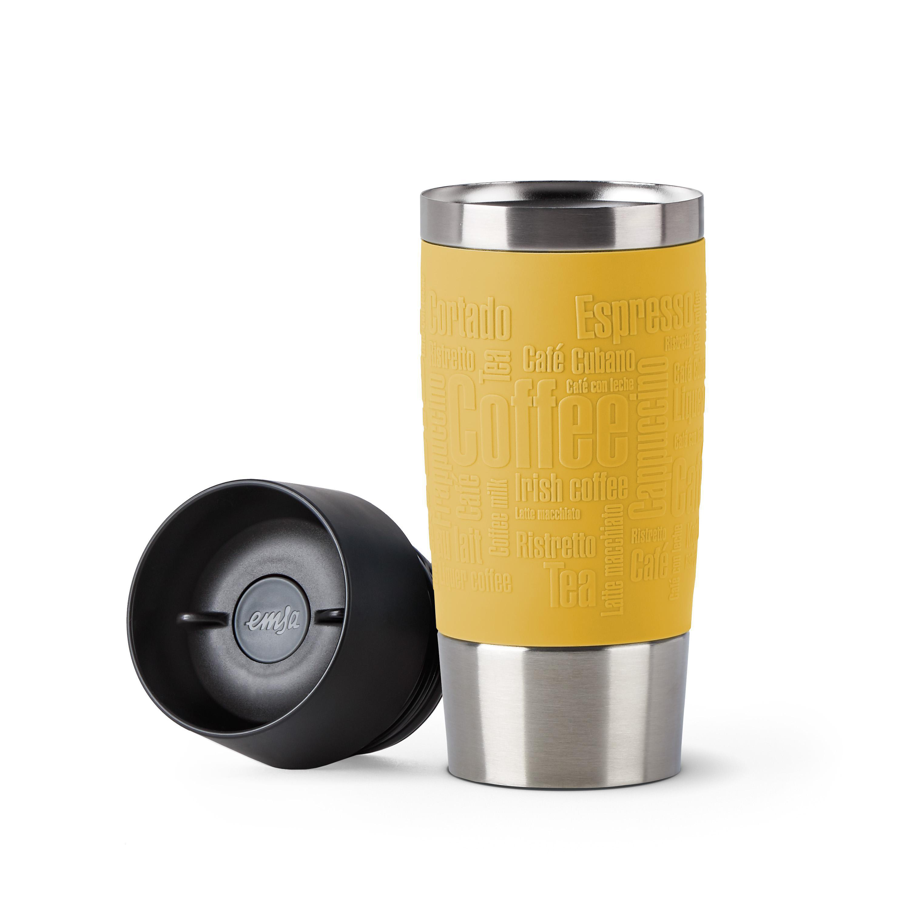 Gelber Reisebecher mit Kaffeebezeichnungen, schwarzer Deckel liegt daneben.