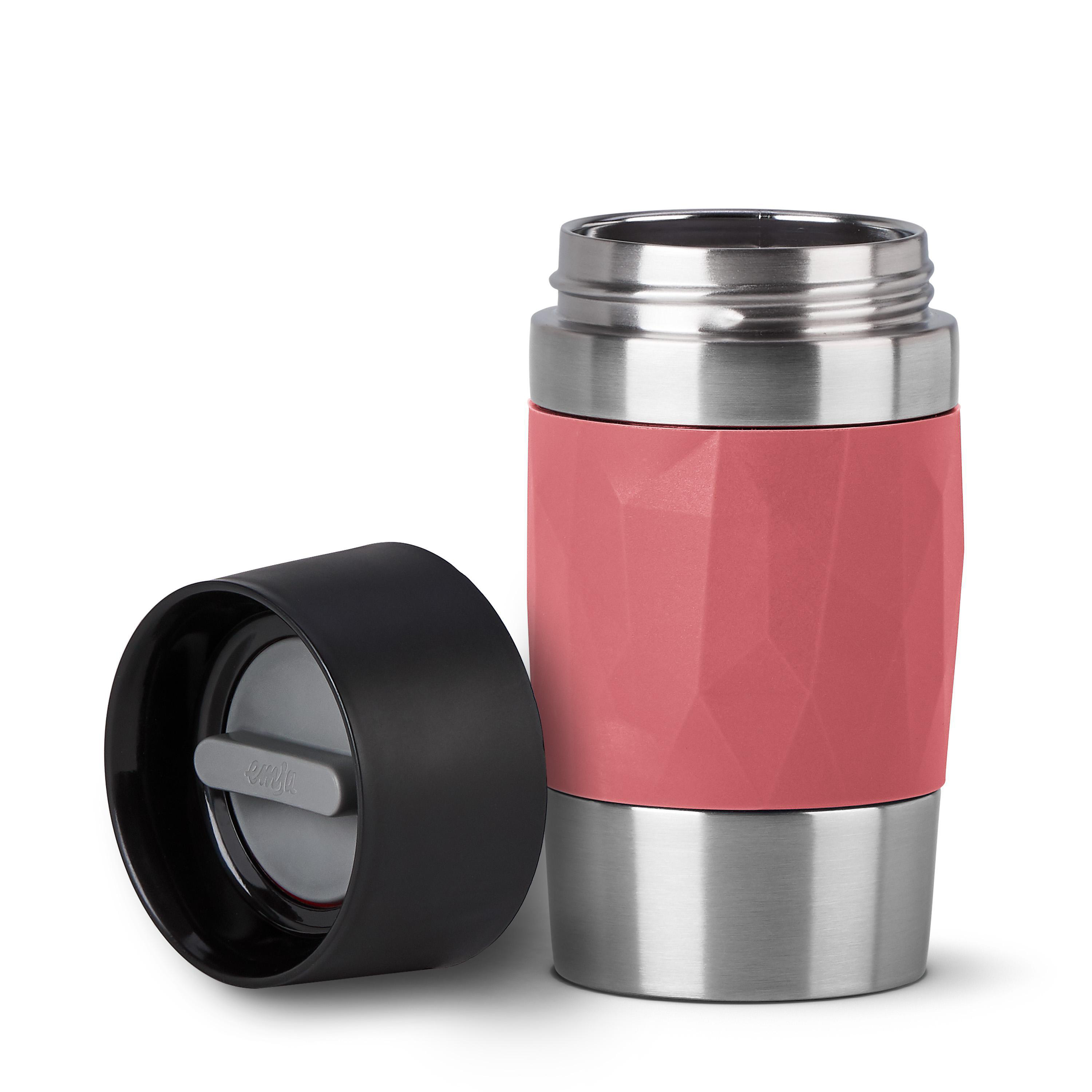 Ein Reisebecher, halb geöffnet. Der Becher hat ein rosa Band und einen schwarzen Deckel.