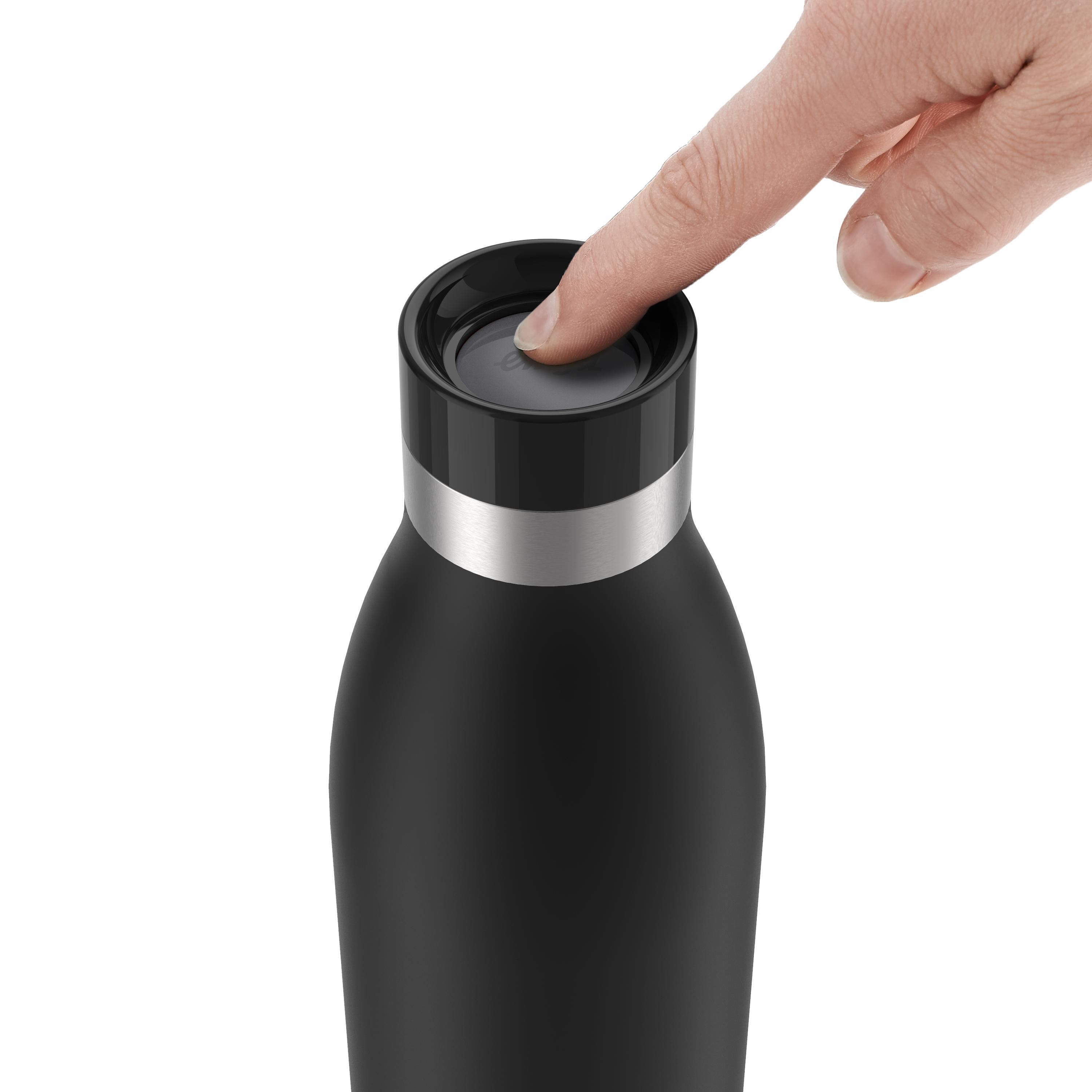 Hand drückt einen Knopf auf einer schwarzen Wasserflasche mit silbernem Band.