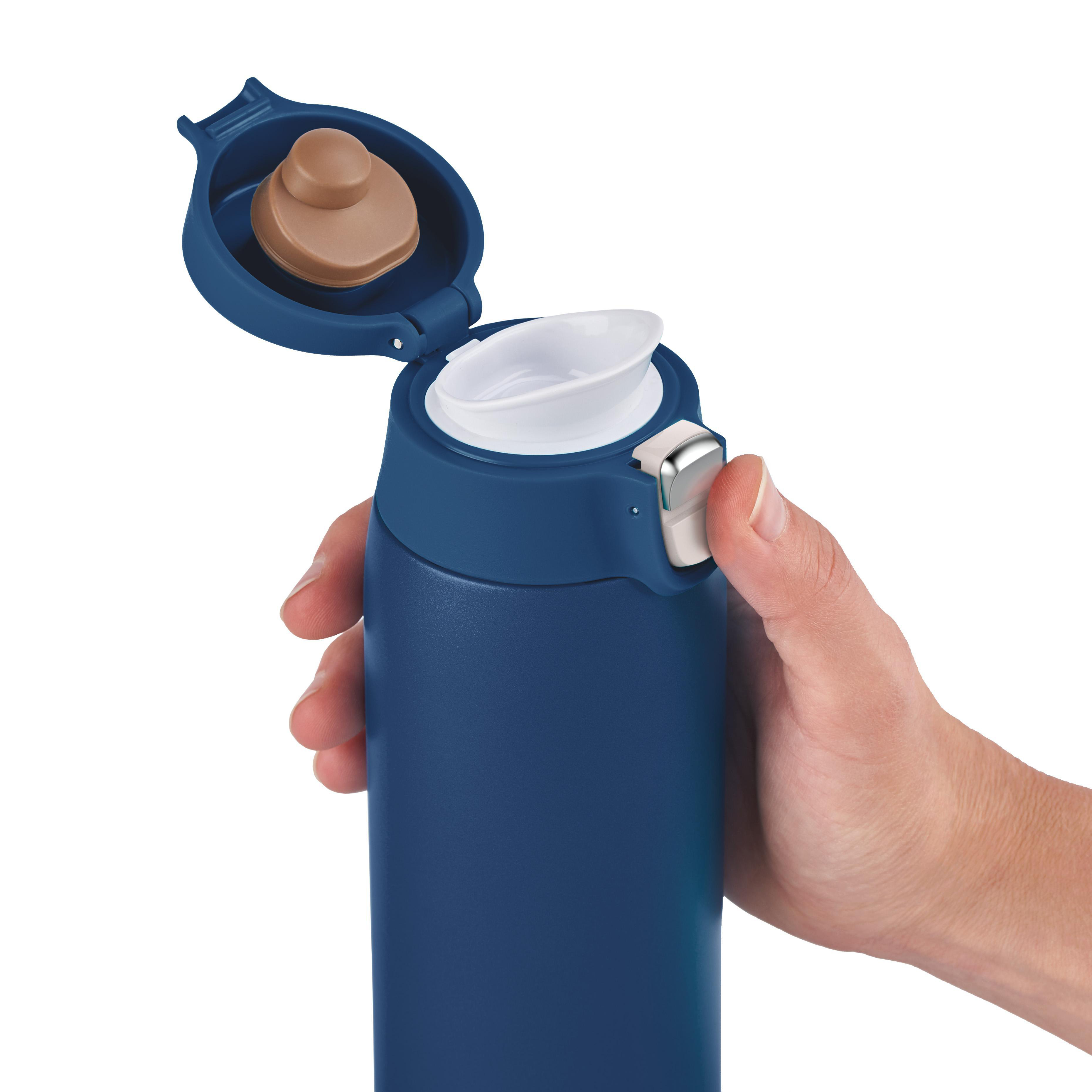 Hand öffnet eine blau-silberne Wasserflasche. Der Deckel ist offen. Weißer Hintergrund.