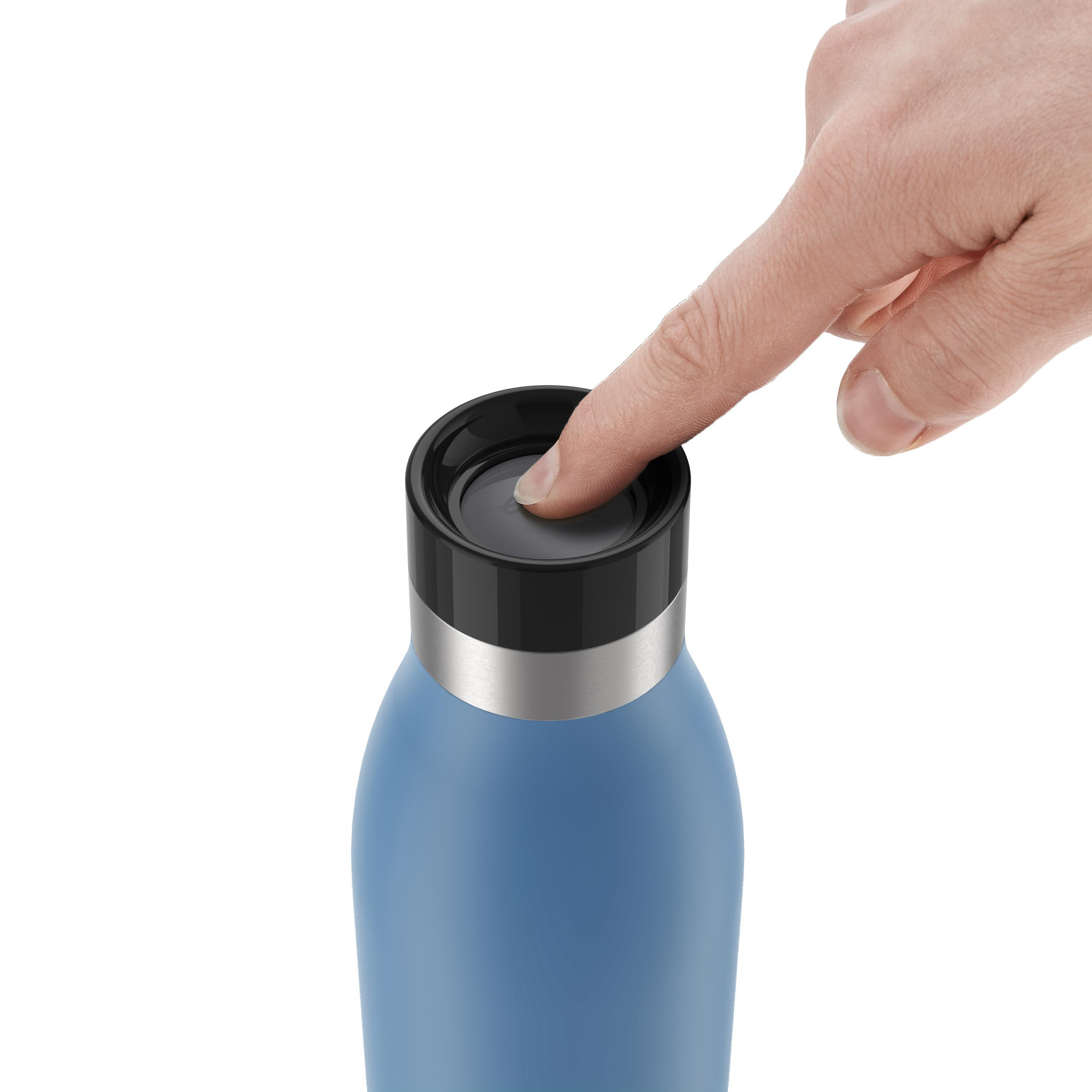 Hand drückt Knopf auf einer blauen, isolierten Wasserflasche auf weißem Hintergrund.